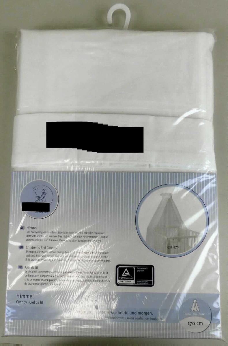 Bettbehang, sog. Betthimmel, Artikel 9231570, Foto siehe Anlage,
- in einem Polybeutel mit Pappeinleger verpackt,
- in den Abmessungen: ca. 170 cm (Länge) x 280 cm (Breite),
- überwiegend aus etwa 0,1 mm dicken, durchscheinenden Geweben aus laut Antrag Polyester (synthetische
  Chemiefasern),
- am unteren Rand mit einem ca. 11 cm breiten Abschluss aus einfarbigem Gewebe aus Spinnstoffen,
- am oberen Rand mit einem eingefassten Schlitz und so umgeschlagen und festgenäht, dass der Bettbehang
  über die Befestigungsvorrichtung ("Himmelstange") geschoben werden kann; mit einem abnehmbaren 
  Gewebeband verziert,
- an einer Seite zusätzlich mit einem angenähten ca. 40 cm langen Bändchen aus dem gleichen Gewebe wie 
  am unteren Rand, zum Zusammenbinden des Betthimmels an der Himmelstange, 
- durch Zusammennähen konfektioniert,
- aufgrund der Ausstattung (nicht gefedert, gepolstert oder befüllt) keine den Bettausstattungen ähnliche Ware
  der Position 9404.

"Bettbehang, aus Spinnstoffen, aus Geweben, aus synthetischen Chemiefasern"