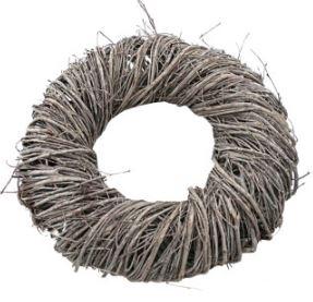 Nach den Angaben der Antragstellerin sowie den vorgelegten Abbildungen handelt es sich bei dem sog. "Natur-Kranz ROMANCE" um eine Flechtstoffware in Form eines Zierkranzes (D 30 cm).

Das Erzeugnis besteht unmittelbar aus dünnen, biegsamen Zweigen der Tanne (Flechtstoff im Sinne der Anmerkung 1 zu Kapitel 46), die durch Wickeln und Ineinanderstecken um ein Grundgerüst aus Metalldraht in einem Flechtverfahren verarbeitet sind. Zur Erhöhung der Zierwirkung ist der Kranz mit einem weißen Farbauftrag versehen.

Im Hinblick auf den Umfang und die Bedeutung für die Zierwirkung bestimmen die Flechtstoffe den Charakter der in Handarbeit gefertigten Ware.

Zolltarifrechtlich handelt es sich um eine "Flechtstoffware, unmittelbar aus anderen pflanzlichen Flechtstoffen als Bambus und Rattan hergestellt, andere als Flaschenhülse aus Stroh, handgearbeitet".