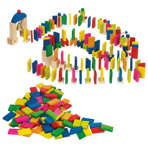 Nach den Angaben der Antragstellerin sowie der vorliegenden Abbildung handelt es sich bei der als "Domino Rallye, Art. 58963" bezeichneten Ware um ein Baukastenspielzeug, bestehend aus
- 175 etwa 4,2 x 2,5 cm großen, farbig lackierten (lila, orange, rot, grün, gelb, hellblau, dunkelblau) sog.
  Dominosteinen aus Holz,
- 40 unterschiedlich großen, rechteckigen, z. T. lackierten Bausteinen aus Holz,
- sieben speziell geformten, bunt lackierten Bauelementen aus Holz mit einem Glöckchen und sechs
  Windrädern.

Das Baukastenspielzeug dient der spielerischen Unterhaltung von Kindern und Erwachsenen und ist gemeinsam mit einem Spinnstoffsäckchen zur Aufbewahrung der Bausteine als Warenzusammenstellung in einem bunt bedruckten Pappkarton für den Einzelverkauf aufgemacht.

Derartige Erzeugnisse werden zolltarifrechtlich als "anderes als in den Unterpositionen (KN) 9503 0010 bis 9503 0030 genanntes Spielzeug, Baukastenspielzeug, nicht aus Kunststoff, nicht handgearbeitet aus Holz" eingereiht.