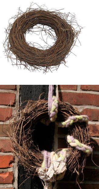 Nach den Angaben der Antragstellerin sowie dem vorliegen Warenmuster handelt es sich bei dem sog. "Natur-Kranz NATURE" um eine Flechtstoffware in Form eines Zierkranzes (D 30 cm).

Das Erzeugnis besteht unmittelbar aus dünnen, biegsamen Zweigen (Flechtstoff im Sinne der Anmerkung 1 zu Kapitel 46), die durch Wickeln und Ineinanderstecken um ein Grundgerüst aus Metalldraht in einem Flechtverfahren verarbeitet und mittels Draht gebunden sind. 

Im Hinblick auf den Umfang und die Bedeutung für die Zierwirkung bestimmen die Flechtstoffe den Charakter der in Handarbeit gefertigten Ware.

Zolltarifrechtlich handelt es sich um eine "Flechtstoffware, unmittelbar aus anderen pflanzlichen Flechtstoffen als Bambus und Rattan hergestellt, andere als Flaschenhülse aus Stroh, handgearbeitet".