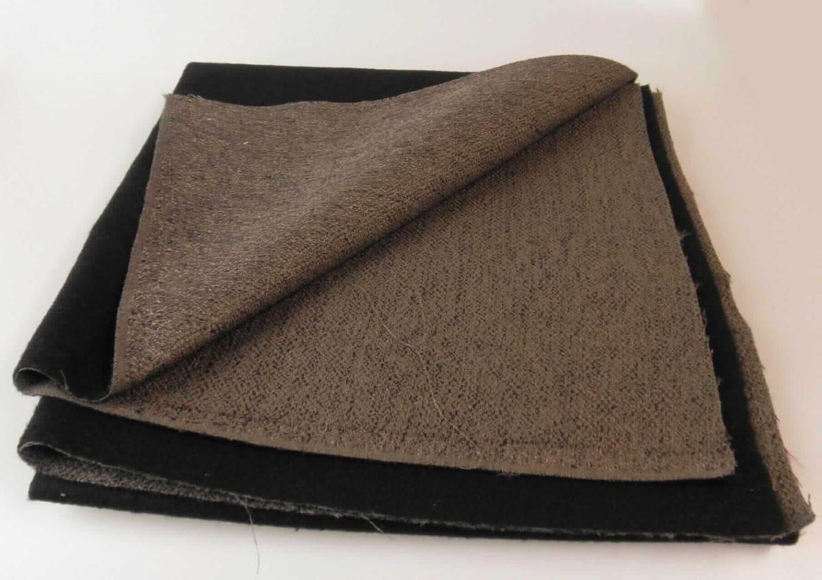 Textillaminat, sog. Möbelbezugsstoff, Art. Roma, Foto siehe Anlage,
- als Meterware, laut Antrag mit einer Breite von 142 cm,
- laut Untersuchungsergebnis: 
-- aus zwei mit ihrer ganzen Fläche aufeinanderliegenden und durch Kleben miteinander verbunden Lagen:
--- mit einer Oberlage (Schauseite):
---- aus einem buntgewebten Gewebe in Musterbindung aus nicht hochfesten Garnen,
----- mit Kettgarnen aus texturierten, synthetischen Filamenten (laut Antrag Polyester),
----- mit Schussgarnen (Effektzwirn) bestehend aus einem dickeren Garn aus synthetischen Spinnfasern (laut 
       Antrag Polyester) und einem Garn aus synthetischen Filamenten (laut Antrag Polyester),
---- mit einem Gesamtanteil an:
----- synthetischen Filamenten von ca. 60 GHT,
----- synthetischen Spinnfasern von ca. 40 GHT,
--- mit einer Unterlage:
---- aus einem einfarbigen Nadelfilz aus Chemiefasern,
- aufgrund der Gewichtsanteile keine Ware der Unterposition 5407 53,
- insbesondere im Hinblick auf die Bedeutung in Bezug auf die Verwendung verleiht das die Schauseite bildende 
  Gewebe der Ware ihren wesentlichen Charakter.

"Gewebe aus Garnen aus synthetischen Filamenten, anderes als in den Unterpositionen 5407 10 bis 5407 84 
 genannte, buntgewebt"