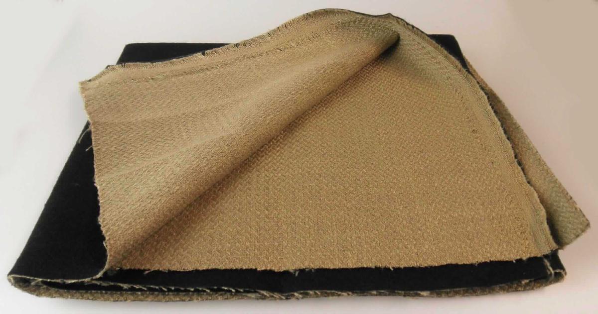 Textillaminat, sog. Möbelbezugsstoff, Art. Gaius, Foto siehe Anlage,
- als Meterware, laut Antrag mit einer Breite von 145 cm,
- laut Untersuchungsergebnis: 
-- aus zwei mit ihrer ganzen Fläche aufeinanderliegenden und durch Kleben miteinander verbunden Lagen:
--- mit einer Oberlage (Schauseite):
---- aus einem buntgewebten Gewebe in Musterbindung aus nicht hochfesten Garnen,
----- mit Kett- und Schussgarnen (Effektzwirn) bestehend aus einem dickeren Garn aus synthetischen 
       Spinnfasern (laut Antrag Polyester) und zwei Garnen aus synthetischen Filamenten (laut Antrag Polyester),
---- mit einem Gesamtanteil an:
----- synthetischen Filamenten von ca. 59 GHT,
----- synthetischen Spinnfasern von ca. 41 GHT,
--- mit einer Unterlage:
---- aus einem einfarbigen Nadelfilz aus Chemiefasern,
- aufgrund der Gewichtsanteile keine Ware der Unterposition 5407 53,
- insbesondere im Hinblick auf die Bedeutung in Bezug auf die Verwendung verleiht das die Schauseite bildende 
  Gewebe der Ware ihren wesentlichen Charakter.

"Gewebe aus Garnen aus synthetischen Filamenten, anderes als in den Unterpositionen 5407 10 bis 5407 84 
 genannte, buntgewebt"