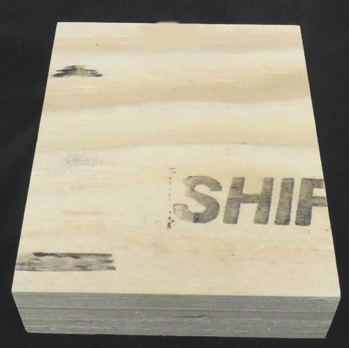 LVL (Laminated Veneer Lumber) - Furnierschichtholz

Antragsangaben (als zutreffend unterstellt): Furnierschichtholz (LVL) in Form von Platten, die bis zu 12 m lang, 24 cm breit und 57 mm stark sind. Der Holzwerkstoff besteht aus 3 mm starken Schälfurnieren, die überwiegend faserparallel verleimt sind. Die Gesamtplatte besteht gänzlich aus Nadelholz. Die Platten weisen weder Zapfen, Zapflöcher, Einschnitte noch Beschläge auf.

Beschaffenheit des vorgelegten Warenmusters: Furnierplatte, bestehend aus 20 Furnierlagen, die überwiegend faserparallel verleimt wurden. Nach einem bestimmten Verlegeschema (IIXIIIXIIIIIIXIIIXII) sind in Abständen quer zur Faserrichtigung verlaufende Einzellagen verleimt.
Abmaße des Warenmusters: ca. 24 (L) x 20 (B) x 5,7 (D) cm 

Ähnliches Lagenholz, anderes, nicht mit Block-, Stab-, Streifen- oder Stäbchenholzmittellage, keine Spanplatte enthaltend, ausschließlich aus Nadelholz-Furnierlagen.