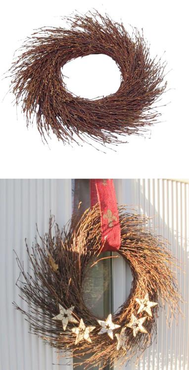 Nach den Angaben der Antragstellerin sowie dem vorgelegten Warenmuster handelt es sich bei dem sog. "Natur-Kranz SPIRIT“ um einen Zierkranz für die Dekoration (Durchmesser etwa 35 cm).

Die in Handarbeit gefertigte Ware besteht aus in Flechttechnik zusammengedrehten und ineinander gesteckten, dünnen Birkenzweigen (Flechtstoff im Sinne der Anmerkung 1 zum Kapitel 46), die mit dünnen Metalldrähten fixiert sind. Zur Erhöhung der Zierwirkung stehen die Zweigenden mit daran befindlichen natürlichen Kätzchen nach außen ab.

Zolltarifrechtlich handelt es sich um eine "Flechtstoffware, unmittelbar aus anderen pflanzlichen Flechtstoffen als Bambus oder Rattan hergestellt, keine Flaschenhülse aus Stroh, handgearbeitet".