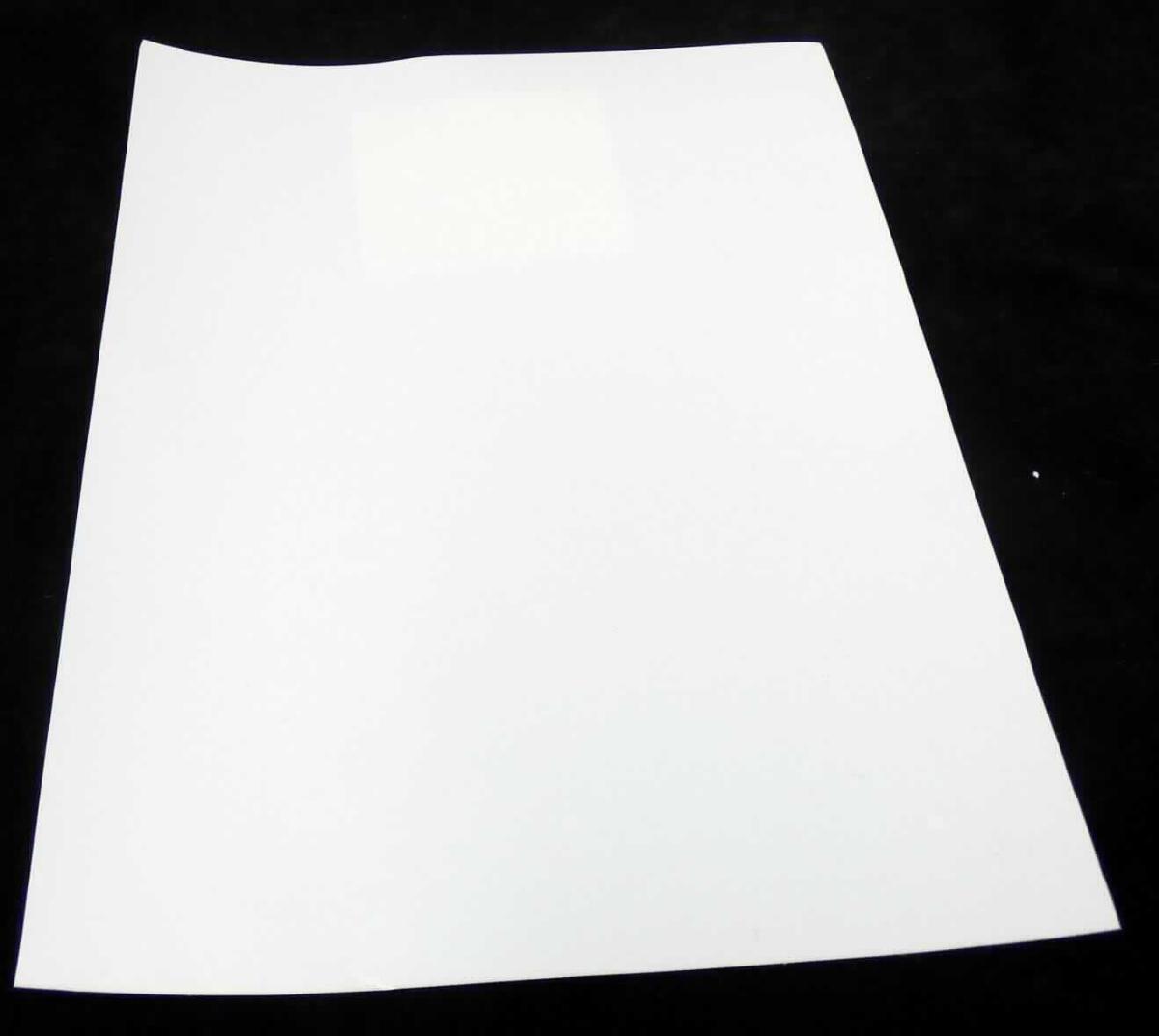 Angaben des Antragstellers:
Doppelseitiges Differential-Klebeband
-50 µm doppelseitiges Differential-Klebeband mit Silikon- & Acrylatklebemasse-

Feststellungen an einem Warenmuster:
Es wurde ein DIN A4 Blatt bestehend aus einer transparenten Folie vorgelegt. Die Folie ist auf beiden Seiten mit einer Schutzfolie versehen. Die transparente Folie (Polyester) ist beidseitig selbstklebend mit einem Acrylat- bzw. einem Silikonkleber.

Befund:
Es liegt ein selbstklebendes Flacherzeugnis aus Kunststoff im Sinne der Unterposition (KN) 3919 9080 vor.