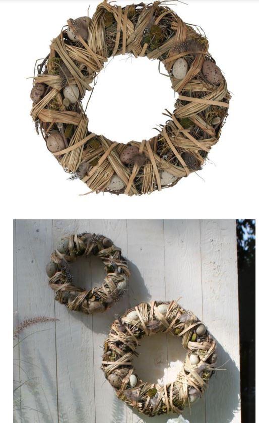 Natur-Kranz HAPPY EASTER (Abbildung siehe Anlage)
in zwei unterschiedlichen Größen
- getrocknete, brüchige Grashalme in eine Unterlage in Form eines Metallgerüstes
  gefüllt (Zutat) und mit getrockneten Halmen (Pflanzenteile) umwickelt, mit natürlichen,
  getrockneten Blättern und Flechten, natürlichen Weidenkätzchen (Blütenstände der
  Salweide) sowie echten Federn und Nachbildungen von Vogeleiern (Zutaten) versehen,
- mit einem Durchmesser von ca. 30 bzw. 40 cm,
- wird üblicherweise vom Blumenhandel zu Zierzwecken geliefert.

Der Charakter der zusammengesetzten Ware wird hinsichtlich der Menge durch die
Grashalme, Halme und Blätter bestimmt.

"Kränze aus Blättern und Pflanzenteilen, ohne Blüten und Blütenknospen sowie Gräsern,
zu Binde- oder Zierzwecken, keine Moose und Flechten, getrocknet und weitergehend
bearbeitet, mit Zutaten aus anderen Stoffen (zusammengesetzte Waren aus Blättern,
Pflanzenteilen und Gräsern -charakterbestimmend-, Flechten und Blüten),
sog. Natur-Kranz HAPPY EASTER"