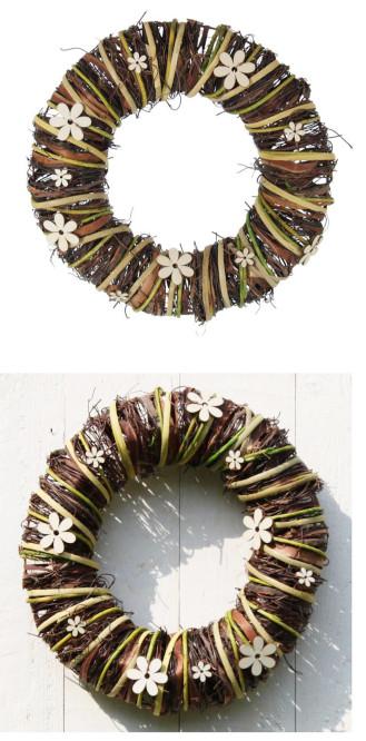 Nach den Angaben der Antragstellerin sowie dem vorgelegten Warenmuster handelt es sich bei dem sog. "Natur-Kranz Flowers" um eine Flechtstoffware in Form eines Zierkranzes (D 30 cm).

Das Erzeugnis besteht aus einem formgebenden Grundgerüst aus Metalldraht, das nahezu vollständig mit natürlichen, biegsamen Zweigen von der Birke und grün und beige gefärbten Rattanstreifen (Flechtstoff im Sinne der Anmerkung 1 zu Kapitel 46) in Flechttechnik umwickelt und mit kleinen Drähten fixiert ist. Zur Erhöhung der Zierwirkung ist das Gebilde zusätzlich mit acht kleinen blütenförmigen Sperrholzzuschnitten verziert.

Im Hinblick auf den Umfang und die Bedeutung für die Zierwirkung bestimmen die Flechtstoffe den Charakter der in Handarbeit gefertigten Ware. Bei den Flechtstoffen ist im Hinblick auf den Umfang und die Bedeutung für die Zierwirkung kein charakterverleihender Stoffe ermittelbar, sodass eine Einreihung in die letztgenannte der in Betracht kommenden Unterpositionen im Sinne der AV 3c) erfolgt.

Zolltarifrechtlich handelt es sich um eine "Flechtstoffware, unmittelbar aus anderen pflanzlichen Flechtstoffen als Bambus und Rattan hergestellt, andere als Flaschenhülse aus Stroh, handgearbeitet".