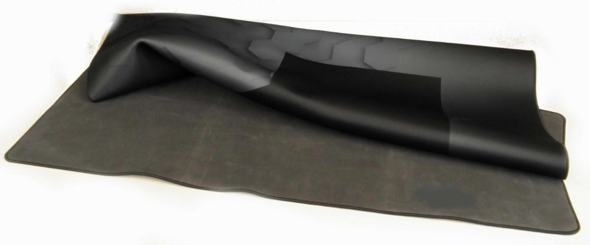 Teppich, sog. Bodenmatte GROUNID Floorpad grey, Art.-Nr. SL-620900-GY, Foto siehe Anlage, 
- annähernd rechteckig, mit abgerundeten Ecken; in den Abmessungen von ca. 100 cm x 120 cm, 
- laut Untersuchungsergebnis aus zwei miteinander verbundenen Lagen mit: 
- - einer Oberseite (Schauseite) aus einem bunt bedruckten Gewirke aus synthetischen Chemiefasern und 
- - einer Unterseite (Rückseite) aus augenscheinlich Kautschuk, 
- an den Rändern gesäumt (u. a. somit konfektioniert),
- ohne Hinweise auf Handarbeit,
- laut Antrag Bodenmatte zum Unterlegen unter Bürostühle, dient so dem Schutz des Bodens durch die Stuhlrollen,
- kennzeichnet sich aufgrund seiner Festigkeit, Dicke und Steifheit als Fußbodenbelag; somit keine Ware der 
  Position 6307.

"Teppich, anderer als in den Positionen 5701 bis 5704 genannte, aus synthetischen Spinnstoffen, konfektioniert,
  nicht handgearbeitet"