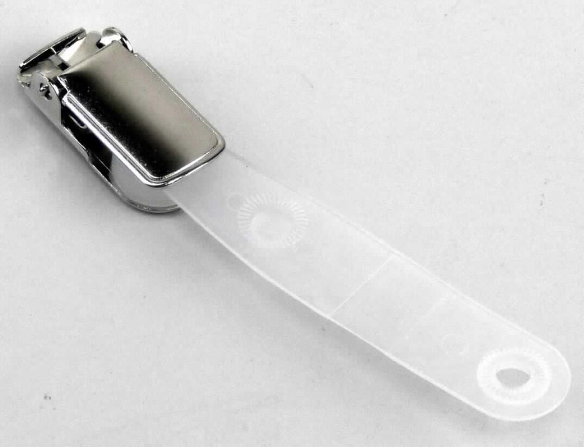 Es handelt sich um aus unedlem Metall gefertigte,mit Federmechanismus ausgestattete "Klammern" und mit  Greifzähnen aus Kunststoff, an denen beweglich eine ca. 3,5 cm lange, etwa rechteckige Lasche aus Kunststoff, mit kreisrunder Lochung und einem Druckknopf zum Verschließen, angebracht ist.
Die Erzeugnisse dienen dem Befestigen von z. B. Ausweisen oder Namensschildern an der Kleidung.
- Antragstellerangaben -

Aufgrund des äußeren Erscheinungsbildes und der Bedeutung für die Verwendung bestimmen die unedlen Metalle den Charakter der Waren.  

Abbildung siehe Anlage.

Derartige Erzeugnisse gehören als "den Klammern ähnliche Waren, aus unedlen Metallen, für Kleidung" zur Codenummer 8308 9000 90 0 des Zolltarifs.