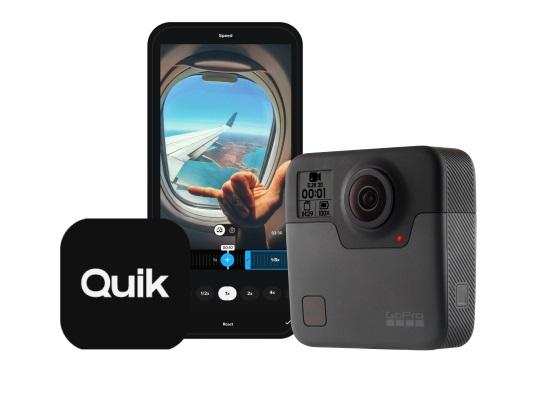 Digitales Videokameraaufnahmegerät (Abbildung siehe Anlage)
- aus CMOS-Bildsensoren, zwei 190° Objektiven, Mikrofonen, Signalverarbeitungselektronik,
  GPS-Empfänger, Kompassfunktion, Gyroskop, Bewegungssensor, Bildstabilisatorelektronik,
  Bluetooth - und WLAN-Module und Akkumulator in einem Gehäuse (Abmessungen: 74 x 74
  x 36 mm) mit zwei Speicherkartenschächten, Bedien- und Anzeigeelementen, USB-, HDMI-
  und Mikrofon-Anschlüssen,
- zur Aufnahme, Speicherung und Wiedergabe von Videos mit Ton mit einer Auflösung
  von 5280 x 2160 Pixel bei 30 fps und einer fortlaufenden Aufnahmedauer von mehr
  als 30 Minuten bei Verwendung einer entsprechenden Speicherkarte und von Einzelbildern
  - kennzeichnende Haupttätigkeit - sowie zum Empfangen von GPS-Signalen, Senden, Konvertieren
  und Empfangen von digitalisierten Signalen in einem drahtlosen Netzwerk,
- zusammen mit Beipack (Transport-Case, Griff/Stativ, Halterungen, USB-Kabel) in einer gemeinsamen
  Verkaufsumschließung.
Das Videokameraaufnahmegerät bestimmt den Charakter des Ganzen.

"Videokameraaufnahmegerät, nicht von den Unterpositionen (KN) 8525 81 00 bis 8525 83 00
 erfasst (Videokameraaufnahmegerät - kennzeichnende Haupttätigkeit - in Kombination mit
 Funknavigationsempfangsgerät und Kommunikationsgerät, in Warenzusammenstellung mit nicht
 charakterbestimmendem Beipack, in Aufmachung für den Einzelverkauf)"