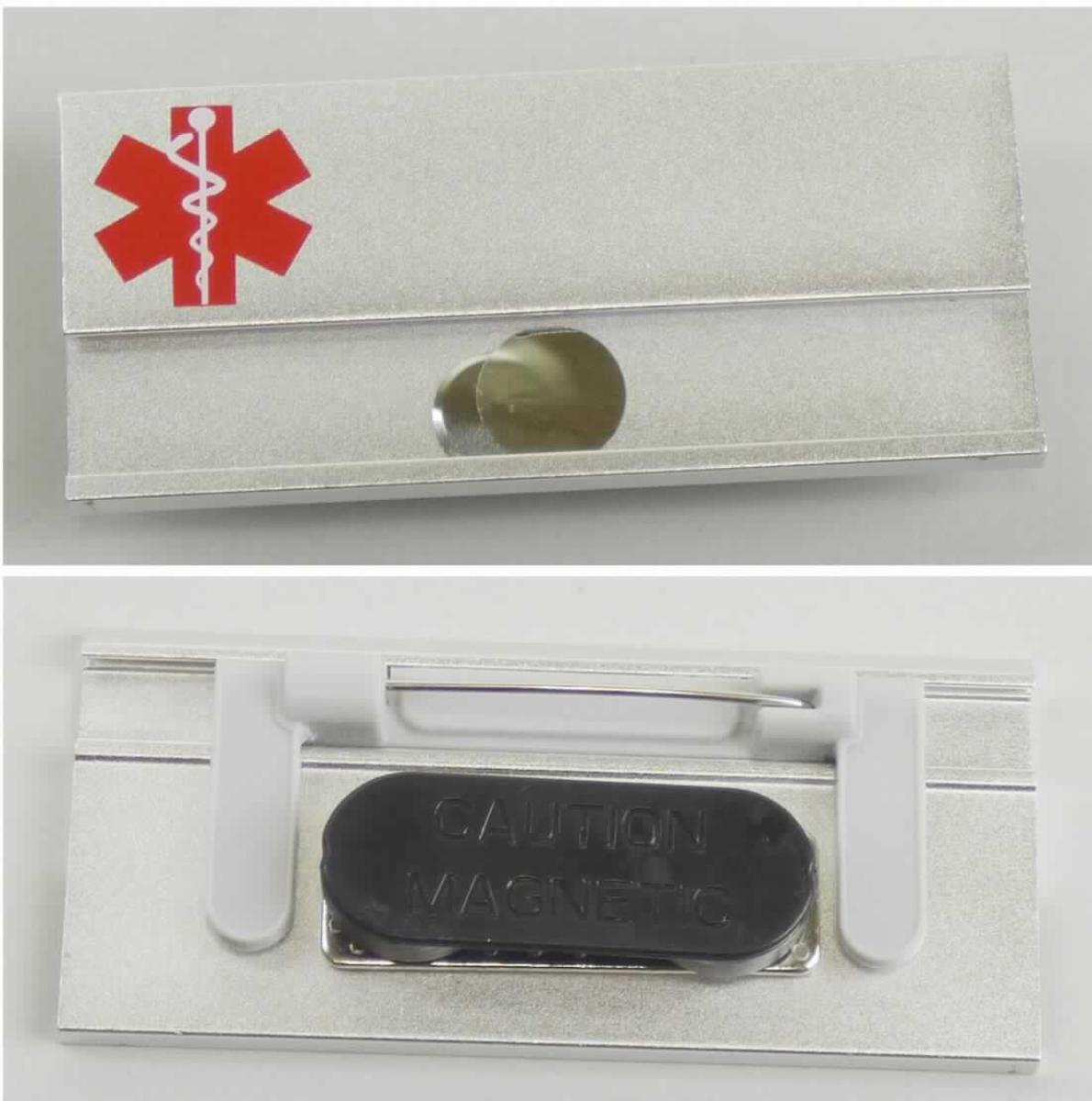 Es handelt sich um aus unedlen Metallen gefertigte rechteckige Erzeugnisse. Die Schauseite ist mit einer rechteckigen Vertiefung und einem aufgedruckten Logo versehen. Auf der Rückseite sind ein zweiteiliger Magnetverschluss (Plättchen aus unedlem Metall mit Gegenstück aus Kunststoff zwei eingesetzten Magneten) und ein Federnadelverschluss (Halterung aus Kunststoff mit Nadel aus unedlem Metall) zur Befestigung z. B. an der Kleidung angebracht.
-Antragstellerangaben-

Die unedlen Metalle sind gegenüber den nicht metallischen Stoffen im Hinblick auf den Umfang und die Bedeutung für die Verwendung charakterbestimmend.

Abbildung siehe Anlage.

Derartige Erzeugnisse gehören als "Namensschilder und ähnliche Schilder, aus unedlen Metallen" zur Codenummer 8310 0000 00 0 des Zolltarifs.