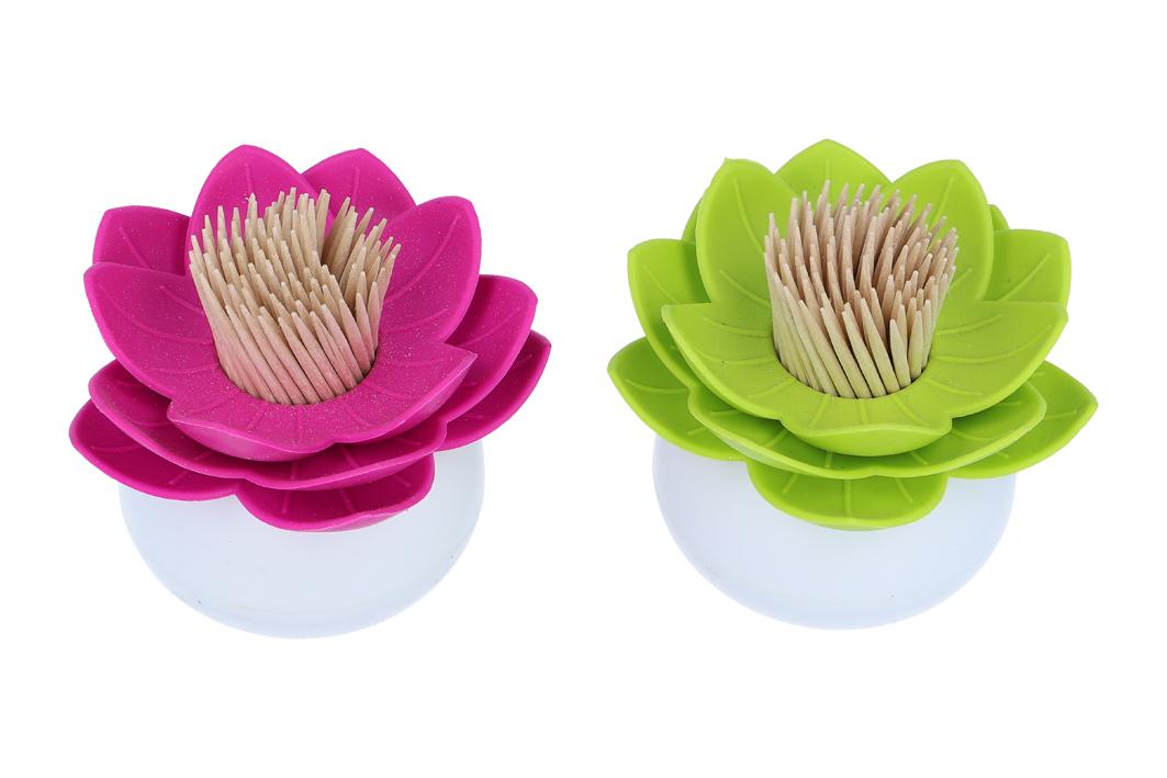 Warenzusammenstellung, bestehend aus einer künstlichen Blume und 100 Zahnstochern,
sog. 100er Zahnstocher in Blumenbehälter, Foto siehe Anlage,
- in Aufmachung für den Einzelverkauf,
- zur Befriedigung eines speziellen Bedarfs zusammengestellt,
- nach den Antragsangaben:
- - künstliche Blume,
- - - in Form der Nachahmung einer Seerose,
- - - aus drei ineinander gesteckten, speziell geformten Zuschnitten aus Kunststoff (thermo-
      plastische Elastomere), die Blütenblätter bildend,
- - - die Blütenblätter sind eingesteckt in eine innen hohle "Bulbe" aus Kunststoff (Polypropylen),
- - - die einzelnen Elemente der künstlichen Blume sind durch Stecken in Blumenbindetechnik
      zusammengefügt,
- - - mit den Abmessungen: ca. 6,5 cm (Breite) x 5,5 cm (Höhe) x 7 cm (Tiefe),
- - - in unterschiedlichen Farben,
- - Zahnstocher (andere Waren aus Holz),
- - - gerundete, beidseitig angespitzte Holzstäbchen,
- - - mit einer Länge von ca. 6,3 cm und einem Durchmesser von ca. 0,2 cm,
- - - lose in die künstliche Blume eingesteckt,
- die künstliche Blume bestimmt nach dem Umfang und ihrer Bedeutung in Bezug auf
  die Verwendung den wesentlichen Charakter der Warenzusammenstellung.

"Künstliche Blume, aus Kunststoff"