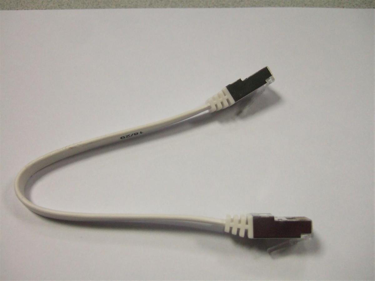Isoliertes elektrisches Kabel, sog. "CAT 5e Kabel",
- bestehend aus acht einzelnen, unterschiedlich farbig isolierten, paarweise verdrillten
  Kupferleitern (32 AWG, "twisted pair"), geschirmt, mit Kabelknickschutz, an beiden Enden
  mit einem RJ45-Stecker (8P8C) mit Rastnase ausgestattet,
- mit einer Länge von ca. 250 mm,
- für eine Spannung von ca. 125 Volt,
- zum Verbinden von Netzwerk- und Telekommunikationsgeräten zur Übertragung von
  Telekommunikationsdaten.

Die Ware ist als "isoliertes elektrisches Kabel, keine Ware der Unterposition (HS) 8544 11 bis 8544 30, für eine Spannung von 1000 Volt oder weniger, mit Anschlussstücken versehen, von der für die Telekommunikation verwendeten Art" einzureihen.