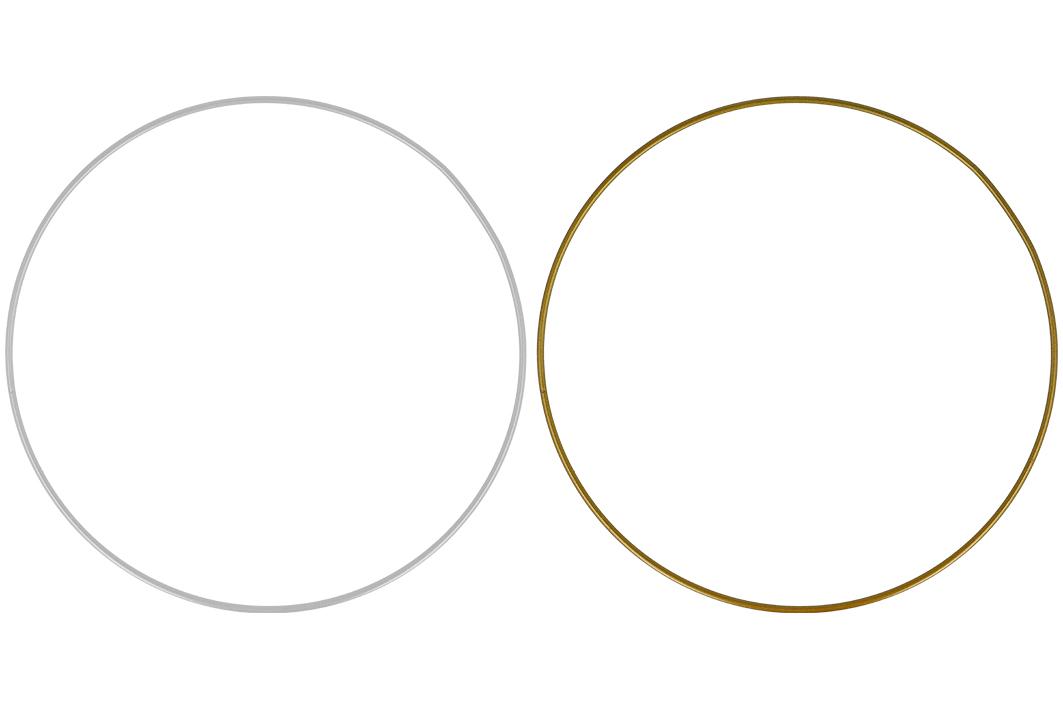 Es handelt sich um geschlossene, mit einem gold- bzw. silberfarbenen Überzug versehene Ringe aus Eisendraht (Querschnittsabmessung: etwa 4 mm). Die Erzeugnisse weisen einen Durchmesser von 30 cm auf und dienen als Basismaterial zum Anbringen und zur Aufnahme von diversen Bastel- oder Dekorationsartikeln.
- Antragstellerangaben -

Abbildung siehe Anlage.

Derartige Erzeugnisse gehören als "andere Waren aus Eisen- oder Stahldraht" zur Codenummer 7326 2000 90 0 des Zolltarifs.