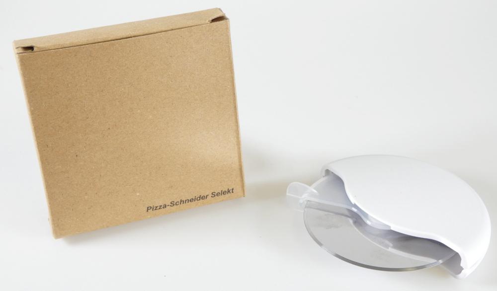 "Pizza-Schneider-Selekt"

- mit freiem Arm zu handhabendes Erzeugnis, bestehend aus einem halbkreis-
  förmigen Gehäuse aus Kunststoff, mit einem darin eingelassenen Schneidrad 
  (arbeitender Teil) aus Stahl, die Hälfte des Schneidrades, die aus dem Griff 
  herausragt, ist durch eine drehbar gelagerte Kunststoffabdeckung geschützt

- Durchmesser des Schneidrades: etwa 80 mm

- zum Schneiden von Pizzen

- in Kunststofffolie und einem Pappkarton verpackt

Abbildung siehe Anlage.

Derartige Erzeugnisse gehören als "Handwerkzeuge (Haushaltswerkzeuge), anderweit weder genannt noch inbegriffen, mit arbeitendem Teil aus unedlem Metall" zur Codenummer 8205 5100 00 0 des Zolltarifs.