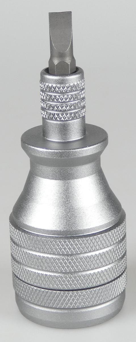„Schraubendreher-Set“
Warenzusammenstellung in Aufmachung für den Einzelverkauf, bestehend aus

- einer aus verschiedenen Bestandteilen zusammengesetzten Ware, bestehend aus

- - einem Schraubendreher (charakterbestimmend; Pos. 8205) aus 
  
- - - einem kompakten, nahezu zylindrischen und geriffelten Metallgehäuse 
       (= Handgriff) auf einer Seite mit Innensechskantaufnahme und einem darin 
       bereits eingesetzten Schraubendrehereinsatz (Bit) aus Stahl und auf der 
       anderen Seite mit einem im Griff integrierten Bitmagazin, in Form von sieben 
       runden Vertiefungen zur Aufnahme von weiteren Bits 

- - - einer Metallkappe mit einem innen mittig hervorstehenden Zentrierstift

- - einem in der Innensechskantaufnahme, sieben in den Vertiefungen und einem
     an der Spitze des Zentrierpins fest verbauten Magneten (Pos. 8505)

- sechs weiteren Bits in verschiedenen Ausführungen aus Stahl (Pos. 8207)

- zum Lösen oder Festziehen von Schrauben

- in einem unbedruckten Pappkarton verpackt

- die Ware der Pos. 8205 bestimmt den Charakter der Warenzusammenstellung

Abbildung siehe Anlage.

Derartige Erzeugnisse gehören als "Handwerkzeuge (Schraubendreher) anderweit weder genannt noch inbegriffen, mit arbeitendem Teil aus unedlem Metall“ zur Codenummer 8205 4000 00 0 des Zolltarifs.