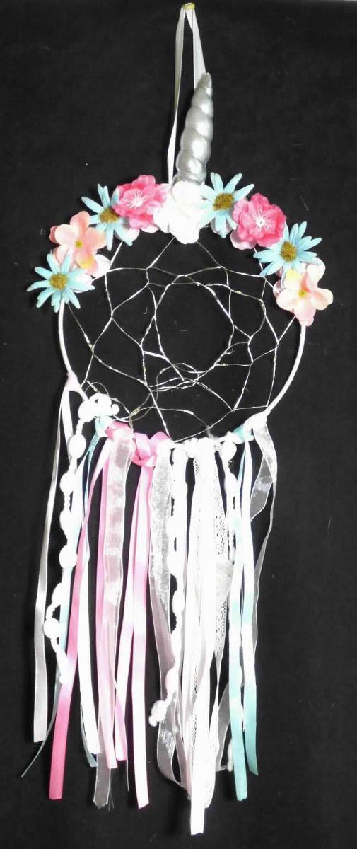 Ware aus künstlichen Blumen, sog. Traumfänger (Art. 463580), Foto siehe Anlage,
in Form einer zusammengesetzten Ware, bestehend aus 
- einer konfektionierten Ware aus Spinnstoffen,
- - aus einem Ring aus unedlem Metall (Durchmesser: ca. 20 cm), vollständig mit Bändern aus Geweben umwickelt,
- - am unteren Ende des Rings mit angeknoteten Erzeugnissen aus Spinnstoffen versehen: drei Chenillegarnen, 
    10 Bänder aus Geweben und ein Band aus Gewirken,
- - am oberen Ende mit einem "Horn" aus Gewirken der Position 5907, gefüllt mit Wattierungsstoffen, verziert,
- - an der Rückseite mit fünf blütenförmigen Zuschnitten aus Spinnstoffen beklebt,
- - mit einer Aufhängeschlaufe aus Geweben aus Spinnstoffen versehen,
- neun künstlichen Blüten, jeweils bestehend aus
- - Blütenblättern aus Zuschnitten aus Spinnstoffen,
- - einer Narbe und Staubblättern aus Kunststoff (teilweise mit Spinnfasern beklebt),
- - durch Ineinanderstecken und Kleben in Blumenbindetechnik hergestellt,
- - gemeinsam auf einem klarsichtigen Streifen aus Kunststoffen befestigt und oben am Ring angeklebt,
- einer elektrischen Lichterkette mit mehreren LED-Brennstellen,
- - mit einem Batteriefach mit zwei Batterien und mit Ein-/Ausschalter verbunden,
- - in Form eines netzartigen, unstrukturierten Gebildes im Inneren des Rings angebracht,
- kein elektrischer Beleuchtungskörper der Position 9405, da die elektrische Lichterkette nicht vorrangig 
  der Erhellung der Umgebung dient, sondern lediglich die Zierwirkung der Ware erhöht,
- die künstlichen Blüten und die konfektionierte Ware aus Spinnstoffen bestimmen gleichermaßen nach dem 
  äußeren Erscheinungsbild (Zierwirkung) gegenüber der elektrischen Lichterkette den Charakter der Ware; 
  keiner der beiden Bestandteile verleiht der Ware ihren wesentlichen Charakter, die Ware ist damit der von 
  den gleichermaßen in Betracht kommenden Positionen (6307 und 6702) in der Nomenklatur zuletzt genannten 
  Position zuzuweisen,
- innerhalb der Position 6702 bestimmen die Zuschnitte aus Spinnstoffen insbesondere nach dem Umfang 
  den wesentlichen Charakter der Ware.

"Ware aus künstlichen Blumen, aus anderen Stoffen als Kunststoff"
