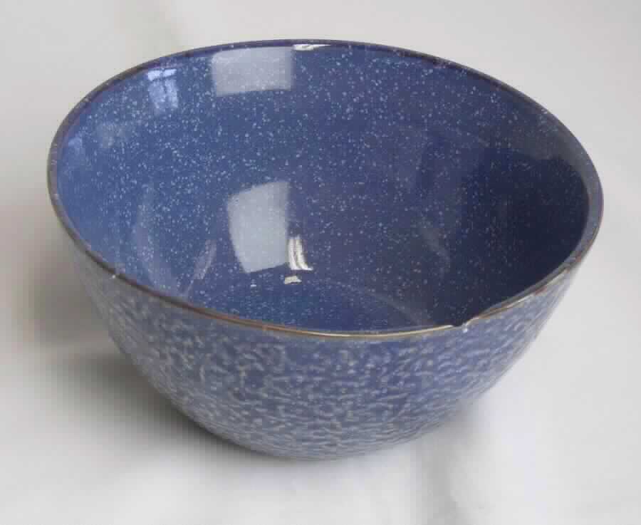 Keramisches Geschirr, sog. Schale, The Hamptons Schale (Art. 10214776), Foto siehe Anlage,
- glasierte, außen blau/cremefarbene, erhaben geriffelte, innen blau/cremefarben gepunktete, runde Schale,   
- mit einem Durchmesser von ca. 15,7 cm am oberen Rand und einer Höhe von ca. 8,0 cm, 
- keramisches Erzeugnis; nach der Formgebung gebrannt; tonmineralhaltiges Material enthaltend, 
- - nach dem Ergebnis der wissenschaftlichen Untersuchung handelt es sich bei der Keramik weder
    um Porzellan, gewöhnlichen Ton, Steinzeug, Steingut oder feine Erden; der Teller ist damit als 
    Geschirr aus anderer Keramik anzusehen.

"Keramisches Geschirr (Schale), aus anderer Keramik als Porzellan, gewöhnlicher Ton, Steinzeug, 
 Steingut oder feine Erden"