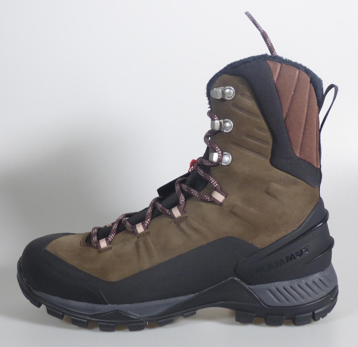 Stiefel, sog. Freizeit-/Wanderstiefel, Größe 38 2/3, Foto siehe Anlage,
- mit Laufsohlen aus (laut Antrag) Kautschuk; ohne Hauptsohle aus Holz,
- mit Oberteil aus Leder (den größten Teil der Außenfläche bildend), Spinnstoff und Kunststoff,
- auf das Oberteil sind Verstärkungsteile aus Spinnstoff aufgesetzt,
- mit Schnürsenkelverschluss, teilweise mit abstehenden Metallhaken,
- ohne Metallschutz in der Vorderkappe,
- den Knöchel, jedoch nicht die Wade bedeckend,
- mit einer Länge der Innensohle von ca. 24,8 cm,
- nicht als Männer- oder Frauenschuhe erkennbar.

"Schuhe mit Laufsohlen aus Kautschuk und Oberteil aus Leder, andere als in den Unterpositionen
 6403 1200 bis 6403 9105 genannte, den Knöchel, jedoch nicht die Wade bedeckend, mit einer
 Länge der Innensohle von mehr als 24 cm, nicht als Männer- oder Frauenschuhe erkennbar"