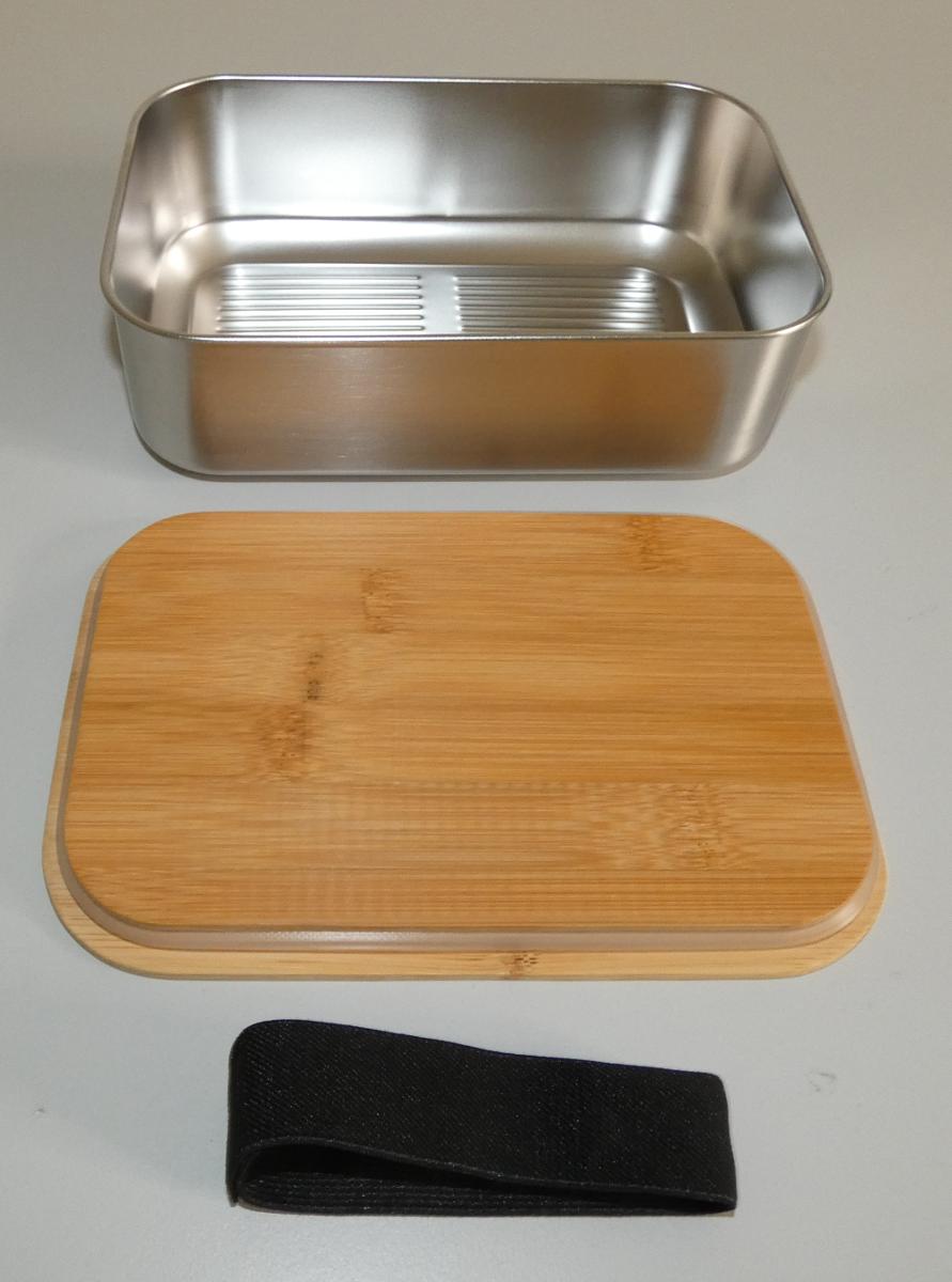Es handelt sich um Brot- bzw. Proviantdosen, bestehend aus
- einem aus nicht rostendem Stahl gefertigten, annähernd quaderförmigen Korpus (Schale), dessen untere und seitliche Kanten sowie unteren Ecken gerundet sind,
- einem passenden Deckel aus Holz, dessen Innenrand umlaufend gestuft und mit einem Dichtring aus Kunststoff oder Kautschuk versehen ist und 
- einem dehnbaren, geschlossenen Band, das Korpus und Deckel umfasst und zusammenhält.
Die Waren dienen der Aufnahme und der Aufbewahrung von Lebensmitteln und Getränken im Haushalt und der Mitnahme für unterwegs. Sie sind in Folie in einem bedrucktem Verkaufskarton verpackt.
Abmessungen (L x B x H): 210 x 140 x 70 mm.
- Antragstellerangaben -

Nicht rostender Stahl bestimmt insbesondere aufgrund des Umfangs und in Bezug auf die Bedeutung für die Verwendung den Charakter der aus verschiedenen Stoffen zusammengesetzten Waren.

Abbildung siehe Anlage.

Derartige Erzeugnisse gehören als "andere Haushaltsartikel aus nicht rostendem Stahl" zur Codenummer 7323 9300 90 0 des Zolltarifs.