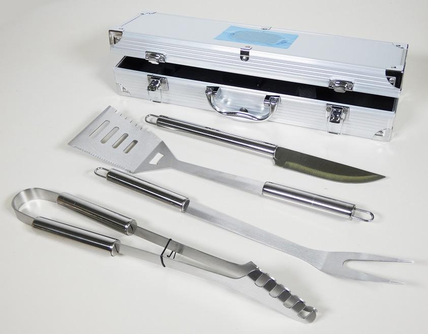 "BBQ-Set Exclusive"

Zusammenstellung von Waren der Positionen 8211 und 8215, bestehend aus

- einer Ware mit verschiedenen Funktionen

- - in Form eines Grillwenders mit einer trapezförmigen, mehrfach gelochten Laffen mit
    einer gezahnten Schneidkante auf einer Seite und einer gezackten Reinigungskante auf der
    anderen Seite (Pos. 8215)

- - mit einem Flaschenöffner zwischen Laffe und Griff und einer Aufhängeöse aus Stahldraht am
    Griffende (Pos. 8205)

- - aufgrund der verschiedenen Funktionen gehört die Ware in Anwendung der AV 3 c) in die
    zuletzt genannte der gleichermaßen in Betracht kommenden Positionen (Pos. 8215)

- einer Grillfleischgabel mit zwei Zinken und einer Aufhängeöse aus Stahldraht am Griffende

- einer aus einem Stück gebogenen Grillzange mit zueinander gebogenen Greifzähnen

- einem Messer mit schneidender, feststehender nach vorne spitz zulaufender Klinge mit glattem
  Klingenschliff und einer Aufhängeöse aus Stahldraht am Griffende

- alle Erzeugnisse mit arbeitendem Teil und Handgriffen aus verschiedenen nicht rostenden
  Stählen

- gemeinsam in einem speziell zur Aufnahme der o. g. Erzeugnisse gestalteten und zum dauernden
  Gebrauch geeigneten Aluminiumkoffer aufgemacht

Abbildung siehe Anlage.

Derartige Erzeugnisse gehören als "Zusammenstellungen von Messern, Gabeln, den Tortenhebern
und Zuckerzangen ähnlichen Waren, mit arbeitendem Teil aus nicht rostendem Stahl, andere als in
den Codenummern 8215 1020 00 0 bis 8215 1080 00 0 genannte" zur Codenummer 8215 2010 00 0
des Zolltarifs.