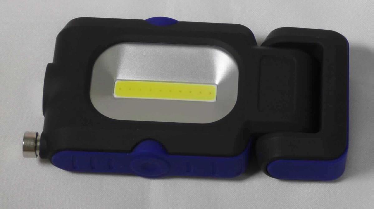 Arbeitsleuchte Pocket, Art.-Nr. 36137 (Abbildung siehe Anlage)
- aus einem seitlichen Leuchtfeld mit 10 LED, einem Leuchtfeld an der Oberseite mit 1 LED 
  und Batteriefach in einem Kunststoff-Gehäuse (Abmessungen: ca. 120 x 63 x 24 mm) mit 
  abknickbarem Standfuß mit Magneten, Ein-/ Ausschalter und ausziehbarem Teleskopstab 
  aus unedlem Metall mit Magneten, 
- gleichermaßen zur Verwendung als tragbare Leuchte (so gebaut, dass sie während der 
  Verwendung in der Hand gehalten werden kann) und zum Aufnehmen kleiner metallischer 
  Gegenstände an schwer zugänglichen Stellen,
- verpackt in einer Blisterverpackung.

Ein charakterbestimmender Bestandteil der zusammengesetzten Ware ist nicht eindeutig ermittelbar. 

"Tragbare elektrische Leuchte zum Betrieb mit eigener Stromquelle, kein Beleuchtungsgerät der 
Position 8512 (zusammengesetzte Ware aus LED-Leuchte, Teleskopstab und Magnet - ohne
charakterbestimmendem Bestandteil) - Arbeitsleuchte Pocket"