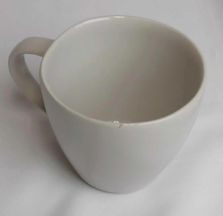 Keramisches Geschirr, sog. Sphere Tasse (360 ml), Art.-Nr. 10210155 / 41969, Foto siehe Anlage, 
- glasierte, becherartige Tasse mit Henkel, 
- mit einem Durchmesser (oben) von ca. 9,8 cm und einer Höhe von ca. 8,4 cm, 
- keramisches Erzeugnis, nach der Formgebung gebrannt, tonmineralhaltiges Material enthaltend, 
- nach dem Ergebnis der wissenschaftlichen Untersuchung handelt es sich bei der Keramik weder 
  um Porzellan noch um gewöhnlichen Ton, Steinzeug, Steingut oder feine Erden; 
  die Tasse ist damit als Geschirr aus "anderer Keramik" anzusehen.

"Keramisches Geschirr (Tasse), aus anderer Keramik als Porzellan, gewöhnlicher Ton, Steinzeug, Steingut
 oder feine Erden"