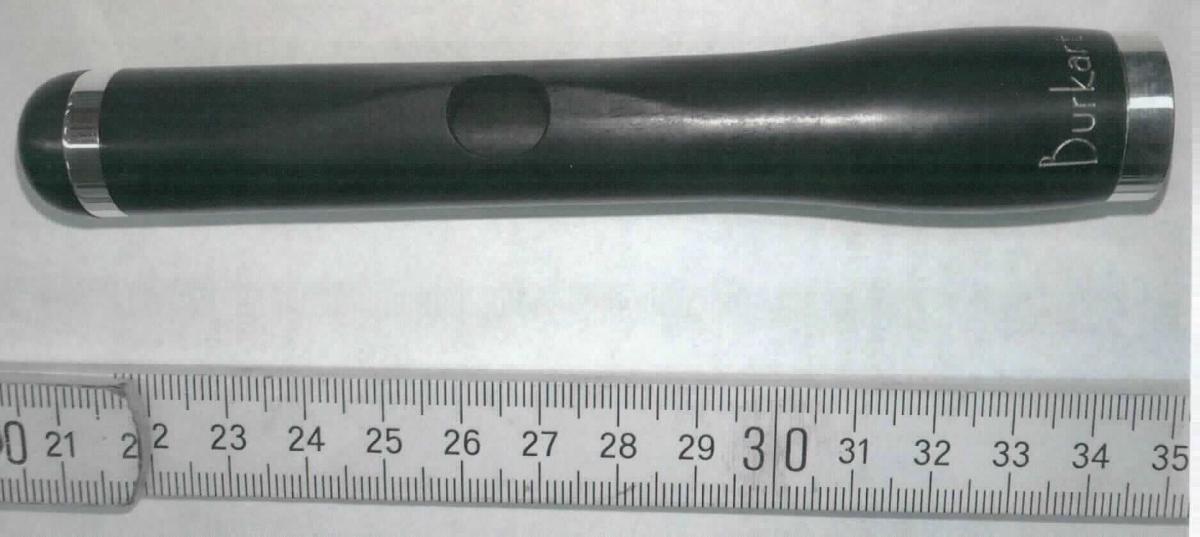 Bei dem Kopfstück für eine Piccoloflöte (sog. headjoint) handelt es sich um ein erkennbares und notwendiges Teil für ein Holzblasinstrument. Das ca. 14 cm lange Kopfstück aus Holz und Silber ist zylindrisch und besitzt ein Ansatzloch zum Anblasen des Instruments.

Die Ware ist in folgenden Ausführungen erhältlich:
Burkart Resona Clarion Style Headjoint,
Burkart Resona Wave Style Headjoint,
Lillan Burkart Clarion Style Headjoint,
Lillan Burkart Wave Style Headjoint.

Das Erzeugnis ist als "Teil für Musikinstrumente der Position 9205" einzureihen.