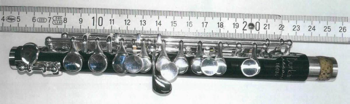 Bei dem Mittelstück für eine Piccoloflöte (sog. body) handelt es sich um ein erkennbares und notwendiges Teil für ein Holzblasinstrument. Das ca. 22 cm lange Mittelstück aus Holz und Silber ist zylindrisch und mit diversen Klappen aus Silber ausgestattet.

Die Ware ist in folgenden Ausführungen erhältlich:
Burkart Resona Piccolo Body,
Lillan Burkart Professional Piccolo Body,
Lillan Burkart Elite Deluxe Piccolo Body.

Das Erzeugnis ist als "Teil für Musikinstrumente der Position 9205" einzureihen.