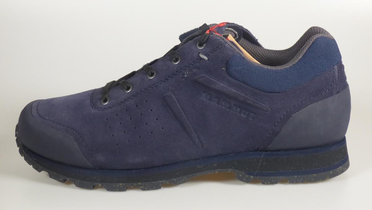 Halbschuhe, Gr. 42 2/3, Foto siehe Anlage,
- mit Laufsohlen aus (laut Antrag) Kautschuk; ohne Hauptsohle aus Holz,
- mit Oberteil (geschlossenes Blatt) aus Leder (den größten Teil der Außenfläche bildend), Kunststoff
  und Spinnstoff,
- mit Schnürsenkelverschluss,
- ohne Metallschutz in der Vorderkappe,
- nicht den Knöchel bedeckend,
- mit einer Länge der Innensohle von ca. 27 cm,
- nicht als Männer- oder Frauenschuhe erkennbar.

"Schuhe mit Laufsohlen aus Kautschuk und Oberteil aus Leder, andere als in den Unterpositionen
 6403 1200 bis 6403 9991 genannte, nicht als Männer- oder Frauenschuhe erkennbar"
