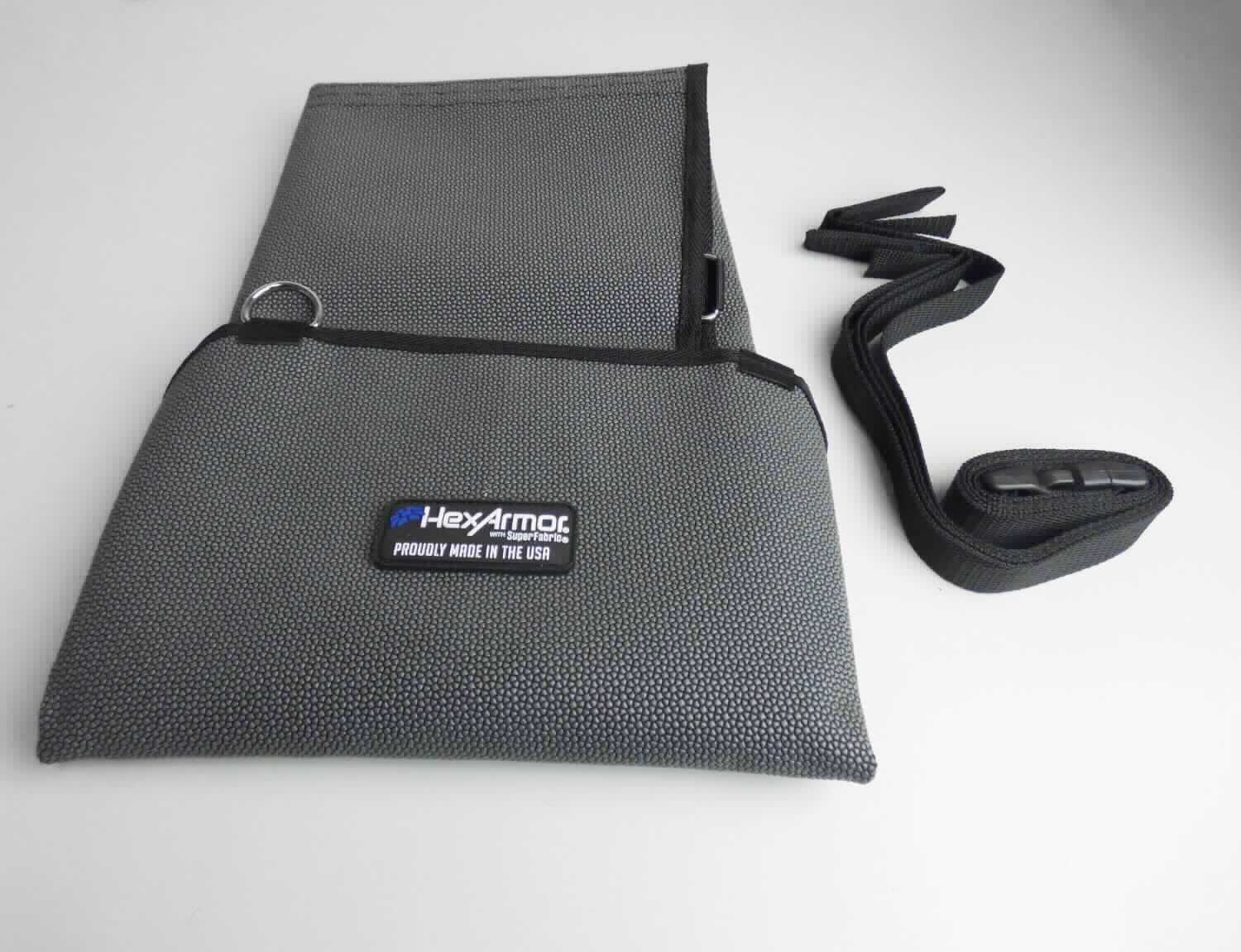 Schürze, sog. Schnittschutz-Schürze HexAmor Apron AP361, Materialnummer:6000200, in Erwachsenengröße, 
Foto siehe Anlage,
- in einem Polybeutel mit eingelegter Produktinformation verpackt,
- als Latzschürze gearbeitet; mit den Abmessungen von ca. 90 cm (Länge ohne Träger) x 71,5 cm (Breite),
- mit einer Außen- und Innenlage aus einfarbigen, auf der Außenseite musterbildend mit Kunststoff bedruckten 
  Geweben aus laut Antrag Polyester (synthetische Chemiefasern); im Mittelteil (etwa in Höhe des Bauchraumes) 
  doppelt gearbeit,
- den vorderen Teil des Körpers und der Oberschenkel bedeckend,
- mit zwei, im Rücken über Kreuz gelegten Trägern aus Gewebegurten, die am oberen Rand und in Taillenhöhe 
  durch D-Ösen aus unedlem Metall geführt werden; die Träger werden mittels Klettverschluss an den D-Ösen des 
  oberen Randes befestigt und im Rücken mittels einer Klickverschlussschnalle aus Kunststoff geschlossen sowie in 
  der Länge reguliert, 
- ohne Hinweise auf den Trägerkreis (unisex), 
- an den unteren, durch einen ca. 33 cm hoch reichenden Mittelschlitz geteilten Bereichen zur Fixierung an den 
  Oberschenkeln jeweils mit zwei angenähte Gurten ausgestattet, die durch zwei D-Ösen geführt, mittels 
  Klettverschluss befestigt und in der Weite reguliert werden können,
- mit einer Randeinfassung aus einfarbigen Geweben aus Spinnstoffen,
- lässt erkennen, dass sie dazu bestimmt ist, ausschließlich oder hauptsächlich zum (körperlichen oder 
  hygienischen) Schutz anderer Kleidungsstücke und/oder Personen bei Ausübung einer Gewerbe-, Berufs- 
  oder Haushaltstätigkeit getragen zu werden.

"Andere Kleidung (Schürze), aus Geweben, für Frauen, aus Chemiefasern"