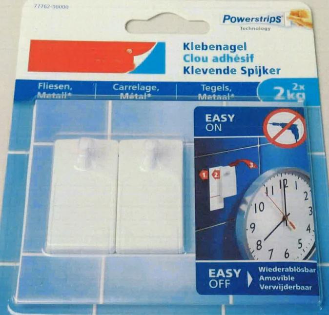 Nach den Antragsangaben sowie der Produktabbildung handelt es sich bei dem als "Klebenagel aus Kunststoff, tesa 77762" bezeichneten Erzeugnis um eine Warenzusammenstellung in Aufmachung für den Einzelverkauf (Pappkarte mit Blisterhaube), bestehend aus
- zwei noch nicht zusammengesetzten, sogenannten Klebenägeln,
-- aus einer rechteckigen, charakterverleihenden Halterung aus formgepressten Kunststoffen im Sinne
   der Anmerkung 1 zu Kapitel 39, die an der Vorderseite über eine schräge Aufnahmevorrichtung
   verfügt (Abmessungen insgesamt ca. 4,5 x 2,4 x 1 cm),
-- aus zwei rechteckigen Kunststoffklebepads in Form von selbstklebenden, beidseitig mit Schutzfolie
   abgedeckten Flacherzeugnissen (Abmessungen ca. 6 x 2 cm) und
- einem Ersatzklebepad sowie einer Montageanleitung.

Die Klebenägel werden dauerhaft an Türen oder Wänden befestigt und dienen als universell verwendbare Aufhängevorrichtung unterschiedlichster Gegenstände. Der Charakter der Warenzusammenstellung wird im Hinblick auf die Anzahl sowie die Bedeutung in Bezug auf die Verwendung durch die Klebehalter bestimmt.

Derartige Erzeugnisse werden zolltarifrechtlich als "Baubedarfsartikel aus Kunststoffen, anderweit weder genannt noch inbegriffen, andere als von den HS-Unterposition 3925 10 bis 3925 30 erfasst, Beschläge und ähnliche Waren zur bleibenden Befestigung an Türen, Fenstern, Treppen, Wänden oder anderen Gebäudeteilen" eingereiht.