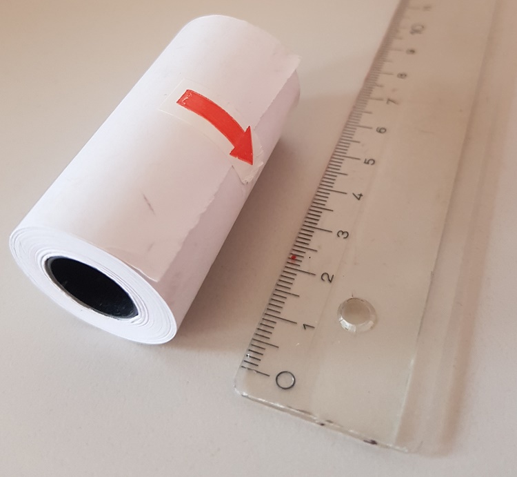 Es handelt sich bei dem vorgelegten Warenmuster um einen auf einer Kunststoffhülse aufgerollten Streifen aus Papier, der auf einer Seite mit einer organischen, thermoaktiven Verbindung gestrichen ist, die sich unter der Einwirkung von Hitze schwarz verfärbt. Die Rolle hat eine Breite von etwa 5,6 cm, soll in Batterietestern als Druckpapier verwendet werden und ist in einem etikettierten Druckverschlussbeutel aus Kunststoff verpackt.

Abbildung siehe Anlage.

Derartige Waren gehören als "Papiere, gestrichen, in Rollen, jeder Größe, ausgenommen Waren von der in der Position 4803, 4809 oder 4810 beschriebenen Art, andere als die der in den Unterpositionen 4811 10 bis 4811 60 genannten Art, andere als die der in den TARIC-Codes 4811 90 00 10 und 4811 90 00 20 genannten Art" zum TARIC-Code 4811 90 00 90.