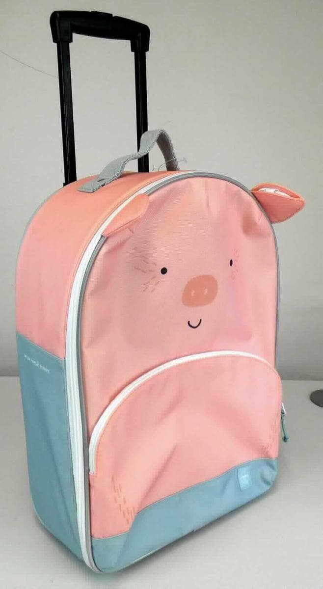 Reisekoffer, sog. Reisetrolley für Kinder, Fotos siehe Anlage,
- in fünf verschiedenen Ausführungen (Schweinchen, Gürteltier, Zebra, Wombat, Panda),
- mit einer Außenseite aus Spinnstoffen, 
- - auf der Vorderseite mit einem Tiergesicht bedruckt,
- - am Boden mit einem integrierten, breiten Standfuß aus Kunststoff, der einen stabilen Stand ermöglicht, 
- mit einem Handtragegriff,
- mit einem ausziehbaren Griff aus unedlem Metall und Kunststoff zum Ziehen des Koffers auf zwei Rollen 
  (Trolley-Funktion),
- an einer Schmalseite mit einem Einsteckfach mit einer Zugkordel mit Stopper,
- auf der Vorderseite:
- - mit angenähten Tierohren (davon eines als Geheimfach mit Reißverschluss),
- - mit einem aufgesetzten Vorfach; innen mit einem Namensschild ausgestattet,
- mit einem Hauptfach:
- - mit einem dreiseitig umlaufenden Reißverschluss,
- - gefüttert und mit zwei offenen Netzfächern sowie mit einem Kreuzpackgurt ausgestattet,
- formstabil gearbeitet, 
- in den Abmessungen: ca. 32 cm (Breite) x 45 cm (Höhe) x 16 cm (Tiefe), 
- ohne Hinweise auf Handarbeit. 

"Reisekoffer, mit Außenseite aus Spinnstoffen, nicht handgearbeitet"