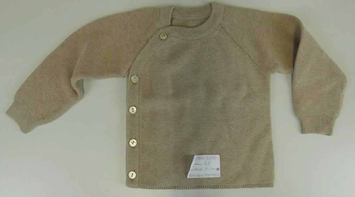 Strickjacke, sog. Baby Pullover, in Kleinkindergröße, Foto siehe Anlage,
- aus ca. 1,7 mm dicken, einfarbigen Gewirken, aus laut Antrag 80 % Baumwolle und 20 % Seide,
- über die Taille reichend (Rückenlänge: 30 cm),
- mit einem runden Halsausschnitt,
- vorn mit einer durchgehenden Öffnung (daher kein Pullover) mit einem vom Halsausschnitt ausgehenden, zur 
  rechten Seite verlaufenden Knopfverschluss von links auf rechts,
- mit langen Ärmeln, an den Ärmelenden mit gerippt gewirkten, verengenden Bündchen,
- am unteren nicht verengenden Rand gerippt, abgepasst gewirkt,
- ist für Kleinkinder mit einer Körpergröße von bis zu 86 cm bestimmt.

"Kleidung (Strickjacke), aus Gewirken, für Kleinkinder, aus Baumwolle"