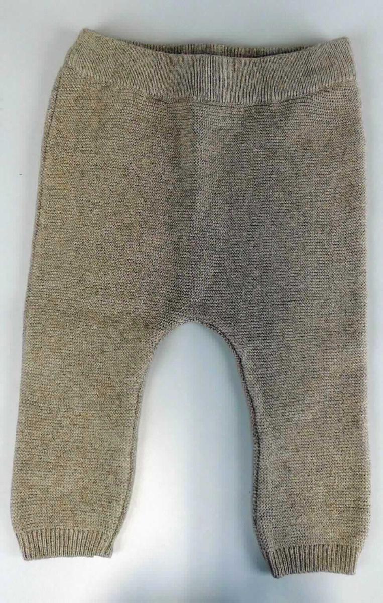 Lange Hose für Kleinkinder, sog. Baby Hose, in Kleinkindergröße, Foto siehe Anlage,
- aus ca. 1,9 mm dicken, einfarbigen Gewirken, aus laut Antrag 80 % Baumwolle und 20 % Seide,
- in der Taille abschließend, mit einem doppelt gearbeiteten, gerippt gewirktem Taillenbund und einem
  eingearbeiteten, elastischen Band,
- ohne Öffnung und ohne Verschluss,
- mit knöchellangen Hosenbeinen mit verengenden, gerippt gewirkten Beinabschlüssen,
- ist für Kleinkinder mit einer Körpergröße von bis zu 86 cm bestimmt.

"Kleidung (lange Hose), aus Gewirken, für Kleinkinder, aus Baumwolle"