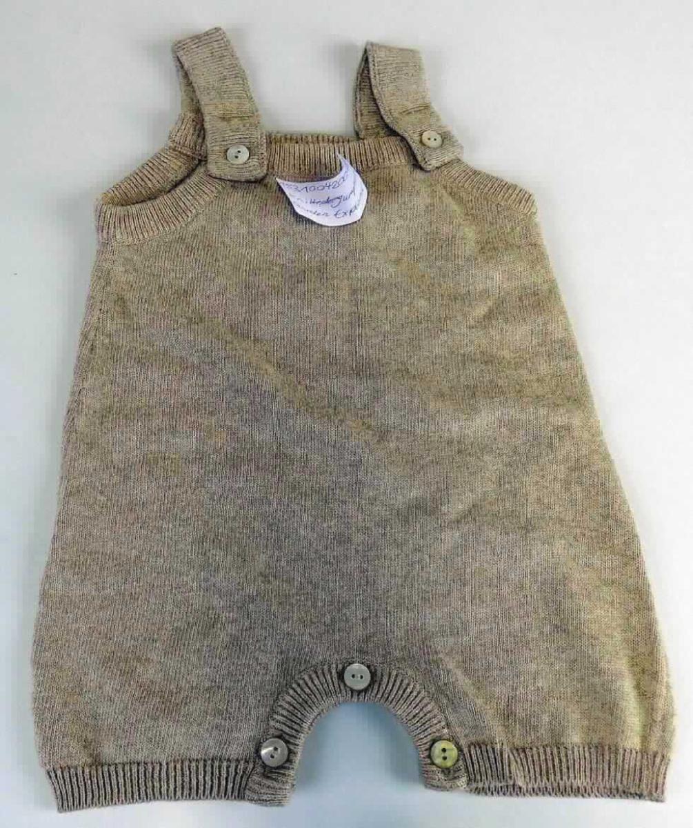 Latzhose, sog. Baby Spielhöschen, in Kleinkindergröße, Foto siehe Anlage,
- aus ca. 1,3 mm dicken, einfarbigen Gewirken, aus laut Antrag 80 % Baumwolle und 20 % Seide,
- mit einem kurzen Vorder- und Rückenlatz mit gerippt gewirkten, verstellbaren Trägern mit Knopfverschluss,
- ohne Öffnung und ohne Verschluss, 
- mit kurzen Hosenbeinen mit verengenden, gerippt gewirkten Abschlüssen,
- entlang der Beininnenseiten und des Schrittbereichs mit einer Öffnung mit Knopfverschluss,
- ist für Kleinkinder mit einer Körpergröße von bis zu 86 cm bestimmt.

"Kleidung (Latzhose), aus Gewirken, für Kleinkinder, aus Baumwolle"