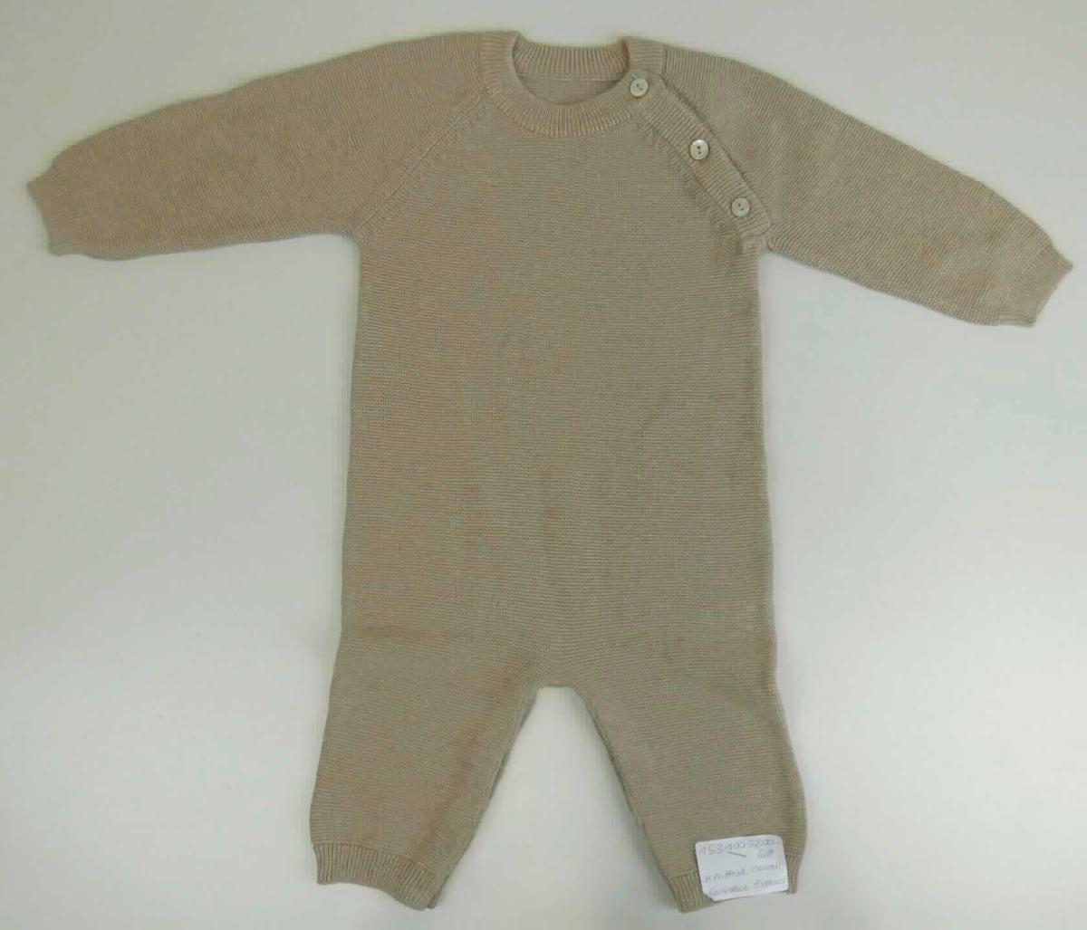 Overall, sog. Baby Strampelanzug, in Kleinkindergröße, Foto siehe Anlage,
- aus ca. 1,9 mm dicken, einfarbigen Gewirken, aus laut Antrag 80 % Baumwolle und 20 % Seide,
- einteilig, den gesamten Körper mit Ausnahme von Kopf, Hals, Händen und Füßen bedeckend,
- mit einem runden, gerippt gewirkten Halsausschnitt,
- im Bereich der linken Schulter mit einer kurzen Öffnung mit Knopfverschluss,
- mit langen Ärmeln, an den Ärmelenden mit gerippt gewirkten, verengenden Bündchen,
- entlang der Beininnenseiten und des Schrittbereichs mit einer Öffnung mit Druckknopfverschluss,
- mit knöchellangen Hosenbeinen mit verengenden, gerippt gewirkten Beinabschlüssen,
- ist für Kleinkinder mit einer Körpergröße von bis zu 86 cm bestimmt.

"Kleidung (Overall), aus Gewirken, für Kleinkinder, aus Baumwolle"