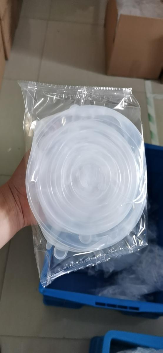 Nach den Angaben der Antragstellerin sowie der vorliegenden Abbildung handelt es sich um Frischhalte-Deckel aus Silikon, einem Kunststoff im Sinne der Anmerkung 1 zu Kapitel 39. Die runden, flexiblen Universaldeckel sollen zum Abdecken von beispielsweise Haushaltsbehältnissen, Joghurtbechern oder Obsthälften dienen und verfügen über mehrere seitliche Laschen zum Öffnen.

Insgesamt sechs Erzeugnisse (Durchmesser von 6,0 bis 19,5 cm) sind gemeinsam als Set aufgemacht.

Zolltarifrechtlich handelt es sich um "Deckel aus Kunststoffen, andere als Verschluss- oder Flaschenkapseln".