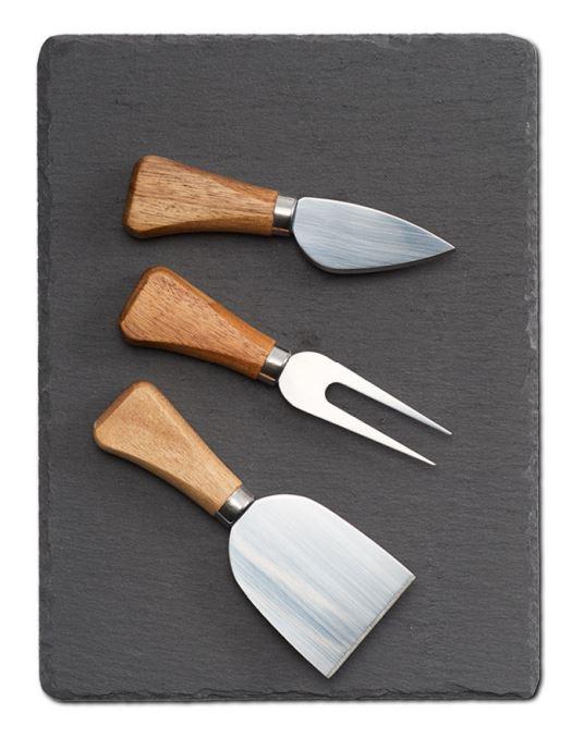 Angaben:
Käse-Servier-Set, 4-tlg.; Set bestehend aus einer Schieferplatte mit gefasten Kanten und abgerundeten Ecken (Größe: ca. 24 x 18 cm; Gewicht: 0,610 kg; Farbe: schwarz), einer Käsegabel (Maße: Länge 125 mm, Breite 30 mm), einem Spaten (Maße: Länge 120 mm, Breite 47 mm) und einem Käsemesser (Maße: Länge 120 mm, Breite 30 mm); in Einzelverpackung.

Befund:
Ware aus Tonschiefer oder aus Pressschiefer.
Warenzusammenstellung, bei der im Hinblick auf den Wert und den Umfang das Schieferbrett als charakterbestimmend angesehen wird.