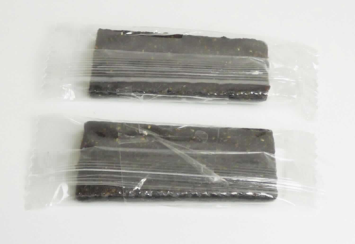 Riegel mit Früchten und Nüssen.

Antragsangaben (als zutreffend unterstellt): Dattelpaste mit Pflaume, 40 g. Zutaten: 32 % Datteln, 32 % getrocknete Pflaume, 26 % Haselnuss, Cashew, 0,9 % Chiasamen, 0,6 % Hafermehl, Zimt, 0,3 % Leinsamenpulver. 

Beschaffenheit des vorgelegten Warenmusters: rechteckiger (ca. 9 x 4 x 0,8 cm), dunkelbrauner, biegsamer, gepresster Riegel mit erkennbaren, winzigen Nuss- und Fruchtbestandteilen, süß, leicht brenzlig, nach getrockneter Pflaume und nach Zimt schmeckend. Aufmachung: Schlauchfolie mit Behelfsetikett. Nettogewicht: ca. 40 g.

Zugesetzter Alkohol (gemäß Angabe): nicht enthalten.
Zusatz von Zucker i. S. der ZAnm 3, 2. Anstrich zu Kap 20 i. V. m. ZAnm 2 a) Abs. 1 Kap 20 (abgeleitet aus der Warenbeschaffenheit): enthalten.


Früchte, Nüsse und andere genießbare Pflanzenteile, in anderer Weise zubereitet oder haltbar gemacht, auch mit Zusatz von Zucker, anderen Süßmitteln oder Alkohol, anderweit weder genannt noch inbegriffen, andere als die in den UPos 2008 1110 bis 2008 9751 der KN genannt, Mischungen von Früchten, bei denen das Gewicht keines Anteils mehr als 50 GHT des Gesamtgewichts der Früchte beträgt, nicht von tropischen Früchten (einschließlich Mischungen mit einem Gehalt an tropischen Früchten und Nüssen von 50 GHT oder mehr), Haselnüsse enthaltend.