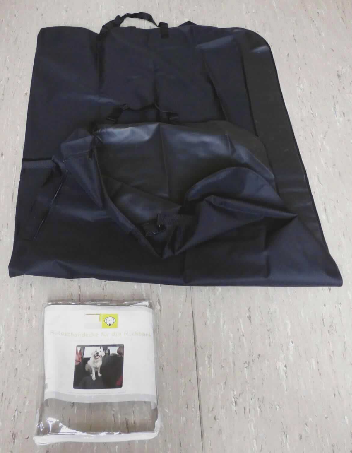 Rücksitzschutzdecke, sog. Autoschondecke für Rückbank, Art. 92424, Foto siehe Anlage,
- in einem Polybeutel mit bedrucktem Pappeinleger und Reißverschluss verpackt,
- annähernd rechteckig, mit abgerundeten Ecken; laut Antrag in den Abmessungen von 150 cm x 145 cm,
- aus ca. 0,4 mm dicken, einfarbigen, einseitig mit einer geprägten Kunststofffolie (kein Zellkunststoff) versehenen
  Geweben der Position 5903 aus laut Antrag 100 % Polyester (synthetische Chemiefasern),
- mit einer Randeinfassung aus Geweben,
- an den Rändern der Schmalseiten mit zwei längenverstellbaren Bändern mit Klickverschlüssen aus Kunststoff, 
  mit denen die Ware zwischen den Vordersitzen und der Rückbank befestigt wird, sowie mit zwei ca. 18 cm langen
  Öffnungen mit Klettverschluss für Anschnallgurte,
- mittig mit einem ca. 42 cm langen Reißverschluss ausgestattet, 
- durch Zusammenfügen konfektioniert,
- dient dem Schutz der Sitze vor Tierhaaren und Schmutz,
- stellt sich weder als erkennbares Kraftfahrzeugzubehör noch als Teil für Autositze der Position 8708 dar,
- nach Form und Verwendungszweck handelt es sich nicht um eine Ware der Position 6301.

"Andere Ware zur Innenausstattung (Rücksitzschutzdecke), aus Spinnstoffen, keine Ware der Position 9404, 
 aus Geweben, aus synthetischen Chemiefasern"