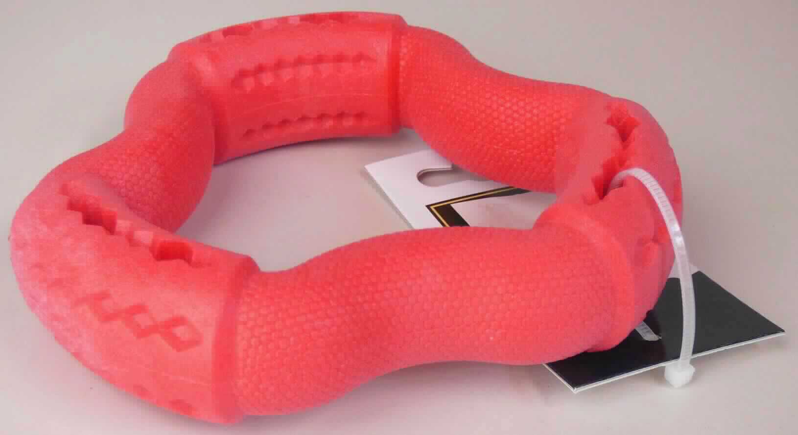 Angaben des Antragstellers:
Hundespielzeug Jasny Ring, klein
Material: 100% foam TPR

Feststellungen an einem Warenmuster:
Es wurde ein roter Wellenring aus einem elastischen Material vorgelegt. Der Ring ist mit einem Pappanhänger versehen und kennzeichnet die Ware als Tierspielzeug. Die Ware besteht nach den durchgeführten Untersuchungen aus einem nicht vulkanisierten Kautschuk.

Befund:
Es liegt eine andere Ware aus nicht vulkanisiertem Kautschuk im Sinne der Unterposition (KN) 4006 9000 vor.