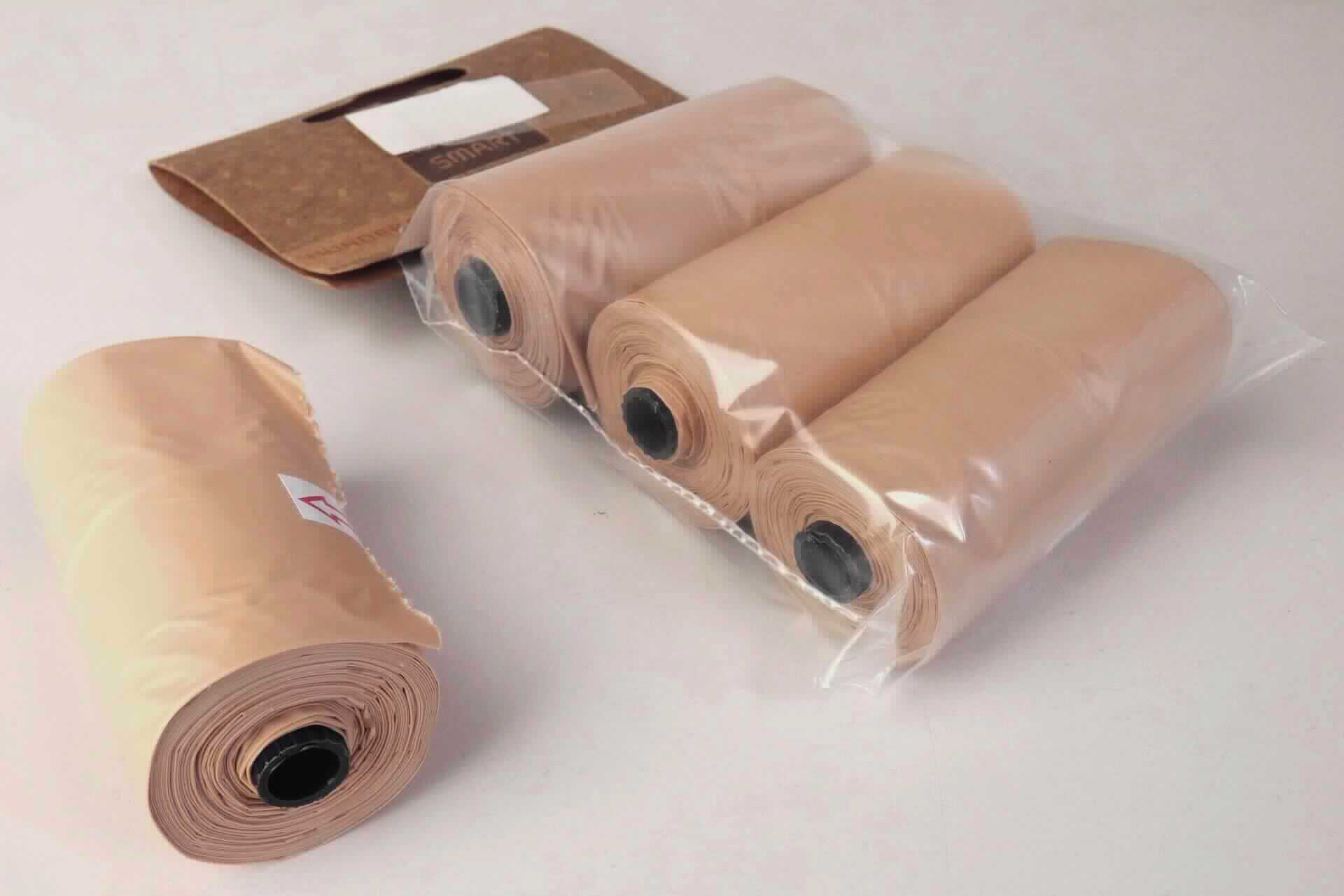 Bei den durch Warenmuster veranschaulichten Artikeln handelt es sich um Verpackungsmittel in Form von Beuteln aus miteinander verschweißten, hellbraunen Folien aus -lt. Antragsangaben- EVA (Kunststoff im Sinne der Anmerkung 1 zu Kapitel 39, charakterverleihend) und Stärke.

Die im flachliegenden Zustand etwa 34,5 cm x 13,5 cm großen Beutel sind zu drei Rollen a 10 Stück in einem Polybeutel mit bedruckter Pappkarte aufgemacht, dienen zu Transport- oder Verpackungszwecken (z. B. für Hundekot) und sind für eine längere Verwendung nicht vorgesehen.

Derartige Erzeugnisse werden zolltariflich als "Transport- oder Verpackungsmittel aus Kunststoffen, Säcke und Beutel, nicht aus Polymeren des Ethylens oder Polyvinylchlorid" eingereiht.