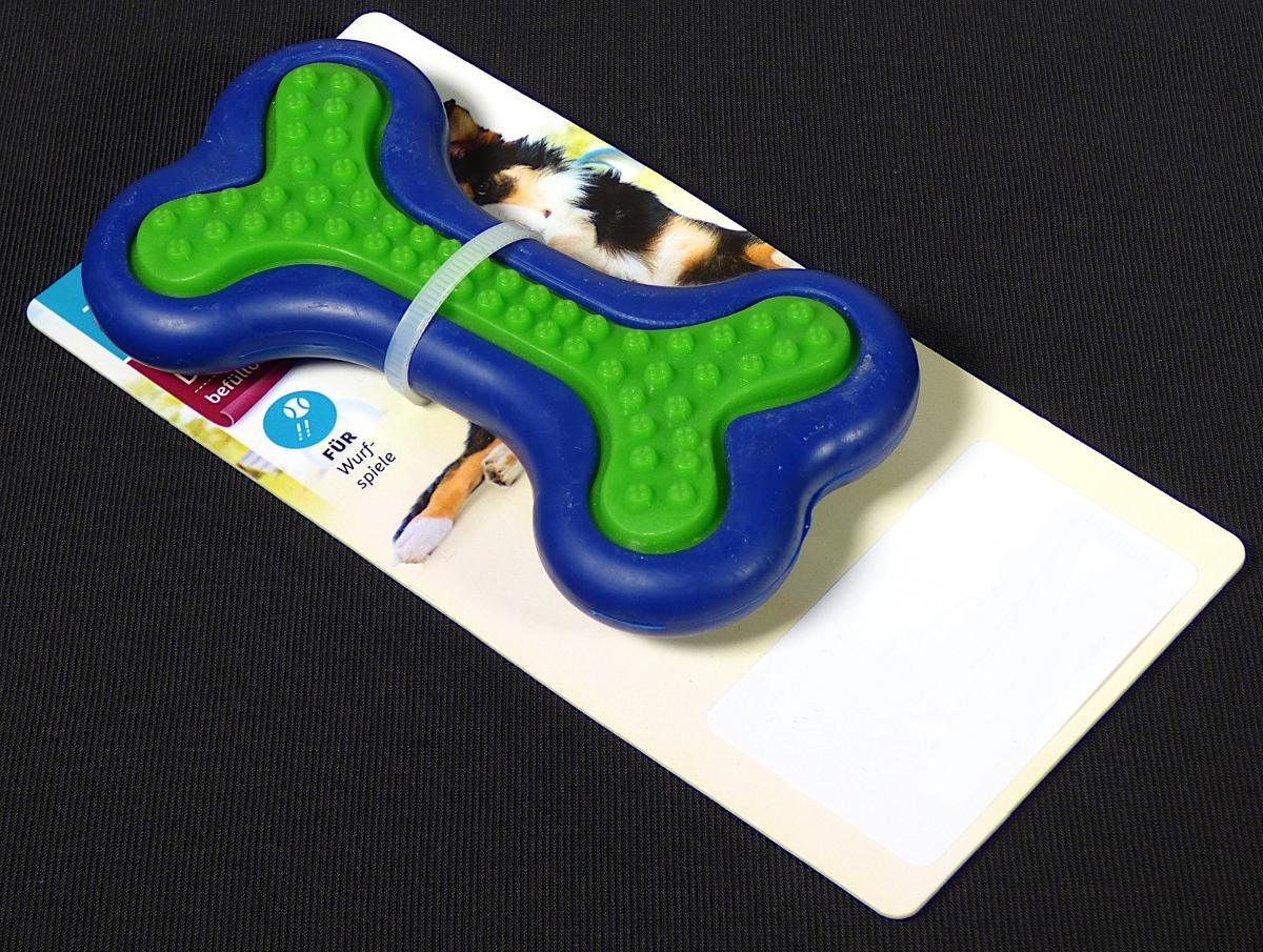 Angaben des Antragstellers:
Zahnpflegeknochen aus TPR (thermoplastischer Kautschuk) für Hunde, Gewicht 81 Gramm
Größe ca. 12x6.5x2.3cm

Feststellung / Untersuchungen an einem Warenmuster:
Bei dem vorliegenden Warenmuster handelt es sich um ein Hundespielzeug in Form eines stilisierten blau bzw. grünen Knochens (Länge ca. 12 cm), bestehend aus einem elastischen Material. Das Tierspielzeug ist mit einem Papieranhänger versehen. Das Warenmuster besteht aus nicht vulkanisiertem Kautschuk.

Befund:
Es handelt sich um eine Ware aus nicht vulkanisiertem Kautschuk.