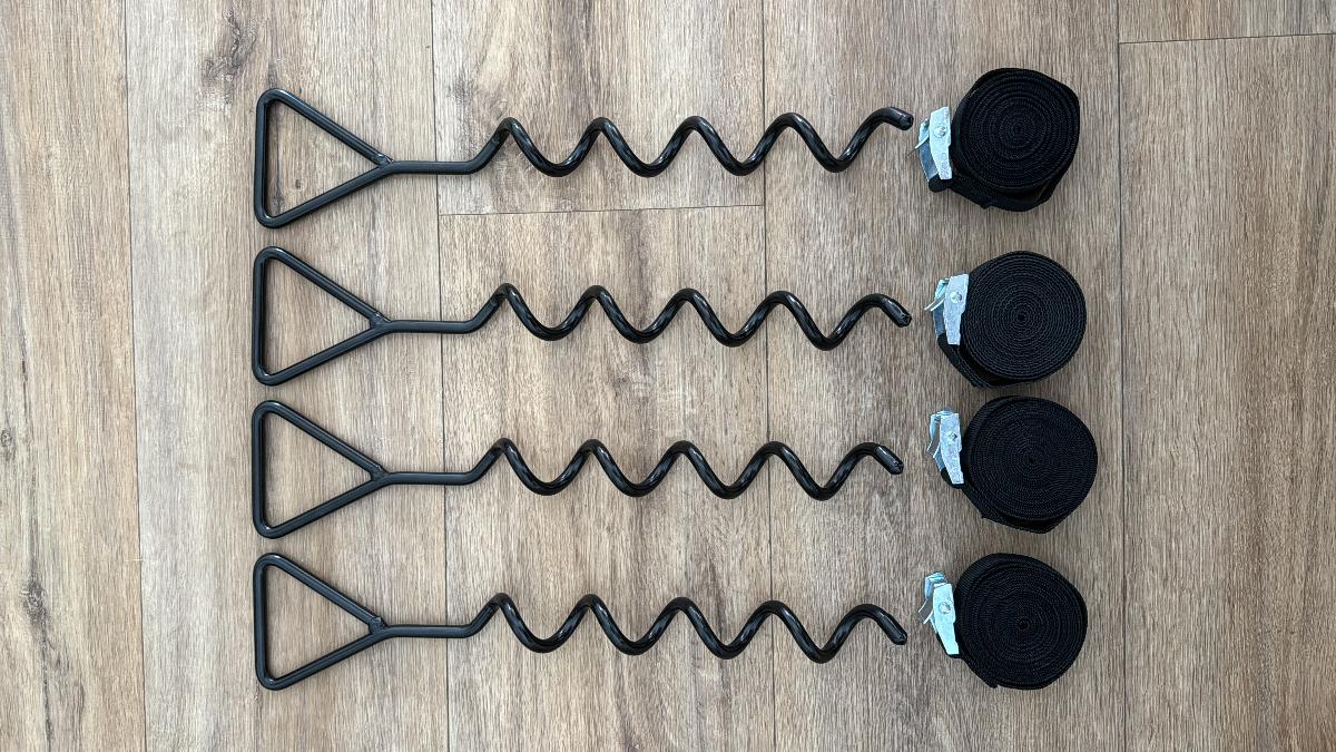 Es handelt sich um pulverbeschichtete Stahldrahtabschnitte (max. Querschnittsabmessung: 8 mm), die in etwa über zwei Drittel ihrer Länge schraubenlinienförmig gedreht sind (5 Windungen). Das obere Ende ist zu einer dreieckigen Öse ausgearbeitet. Die Waren sind dazu bestimmt, in den Boden eingedreht zu werden und als Verankerung beispielsweise für Zelte oder Trampoline zu dienen. Jeweils vier Stück sind gemeinsam mit vier Spanngurten in einem Pappkarton für den Einzelverkauf aufgemacht.
- Antragstellerangaben -

Abbildung siehe Anlage.

Derartige Waren gehören als "andere Waren aus Stahldraht" zum TARIC-Code 7326 20 00 90, da es sich zolltarifrechtlich um eine Warenzusammenstellung in Aufmachung für den Einzelverkauf handelt, deren wesentlicher Charakter nicht feststellbar ist und die somit in die zuletzt genannte der für die Einreihung in den Zolltarif gleichermaßen in Betracht kommenden Positionen einzureihen ist.