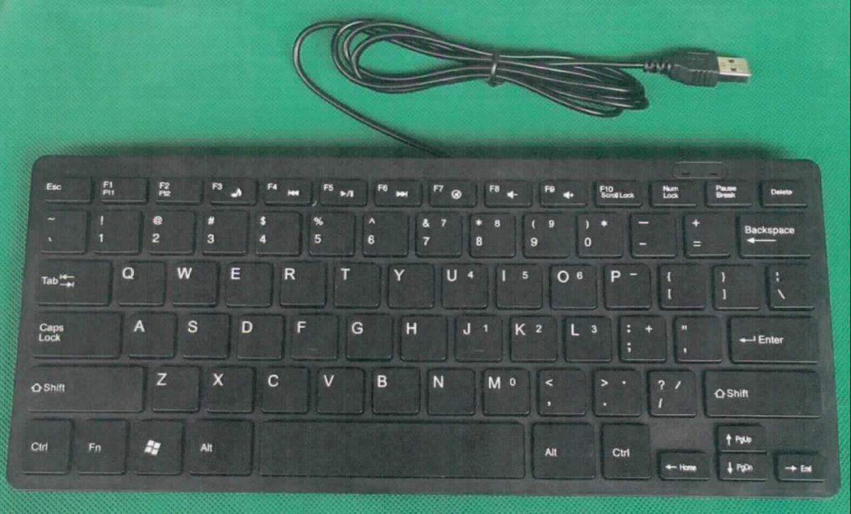 Sog. Tastatur-Modell, im Wesentlichen bestehend aus einem einer Computertastatur ähnlichen Gehäuse aus Kunststoff und unedlem Metall, in welches keine Bauelemente integriert sind (äußere Form: siehe Abbildung in der Anlage).
Die Attrappe ist funktionslos und nicht der Unterhaltung dienend.
Bei dem Erzeugnis handelt es sich seiner Beschaffenheit und der vorgesehenen Verwendung nach um ein Exponat zu Vorführzwecken in Möbelhäusern, der Veranschaulichung räumlicher Dimensionen und möglicher Verwendungsmöglichkeiten der präsentierten Möbel dienend.
Die Ware wird als "Modell für Vorführzwecke, nicht zu anderer Verwendung geeignet, nicht von der für den Unterricht in Physik, Chemie oder Technik verwendeten Art" eingereiht.