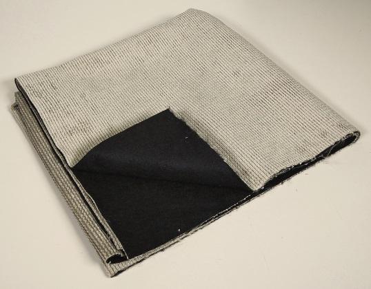 Textillaminat, Foto siehe Anlage,
- als Meterware, mit einer Breite von laut Antrag 142 cm,
- aus zwei mit ihrer ganzen Fläche aufeinander liegenden und so miteinander durch Kleben
  verbundenen Lagen:
-- mit einer Oberlage (Schauseite):
--- aus einem aufgeschnittenen Samtgewebe (Rippenschusssamt),
--- aus synthetischen Chemiefasern,
-- mit einer Unterlage:
--- aus einem einfarbigen Nadelfilz,
--- aus synthetischen Chemiefasern,
- das die Schauseite bildende Samtgewebe verleiht der Ware insbesondere in Hinblick auf die
  Bedeutung in Bezug auf die Verwendung ihren wesentlichen Charakter.

"Samt, gewebt, keine Ware der Position 5802 oder 5806, aus Chemiefasern, Rippenschusssamt,
 aufgeschnitten"
