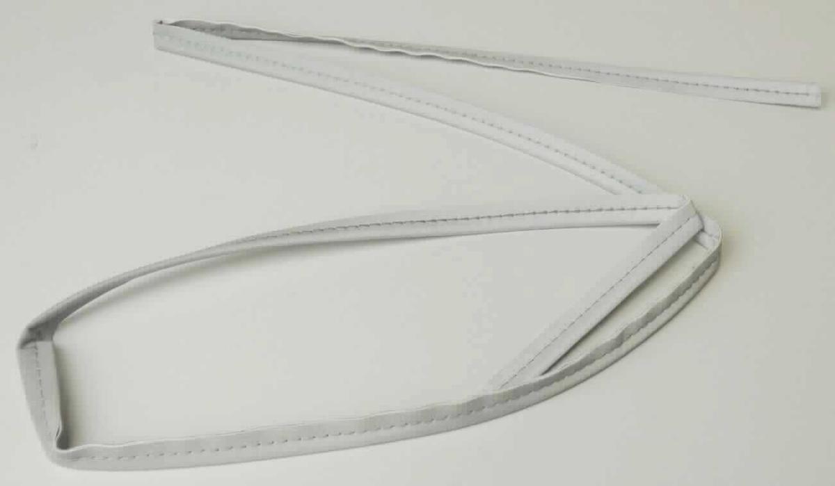 Paspelband, sog. Reflexpaspel Sto-Nor P17501SO20/10_5mm silber, Foto siehe Anlage,
- als Meterware, mit einer Breite von ca. 1 cm und mit einer Länge von laut Antrag 50 m,
- aus einem gefalteten Streifen aus einem Gewirke (= Gewebe i. S. d. Kapitels 59) aus synthetischen Chemiefasern
  (laut Antrag 88 GHT Nylon und 12 GHT Spandex), 
-- der gefaltete Streifen ist in der Mitte mittels einer Doppelkettenstichnaht zu einem Paspelband konfektioniert,
- ohne Stickerei.

"Posamentierware, als Meterware, ohne Stickerei, aus Gewebe"
