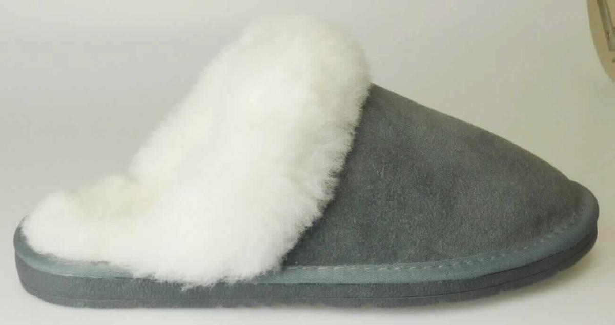 Pantoffeln (lt. Antrag: "Damen Hausschuhe, grau", Foto siehe Anlage)
- mit Laufsohlen aus Kunststoff/Kautschuk; ohne Hauptsohle aus Holz,
- mit Oberteil (geschlossenes Blatt) aus Leder,
- auf das Oberteil ist ein Verstärkungsteil aus Pelzfell aufgesetzt,
- gefüttert,
- ohne Metallschutz in der Vorderkappe,
- nicht den Knöchel bedeckend.

"Schuhe (Pantoffeln) mit Laufsohlen aus Kunststoff/Kautschuk und Oberteil aus Leder, andere als in den 
 Unterpositionen 6403 1200 bis 6403 9938 genannte"